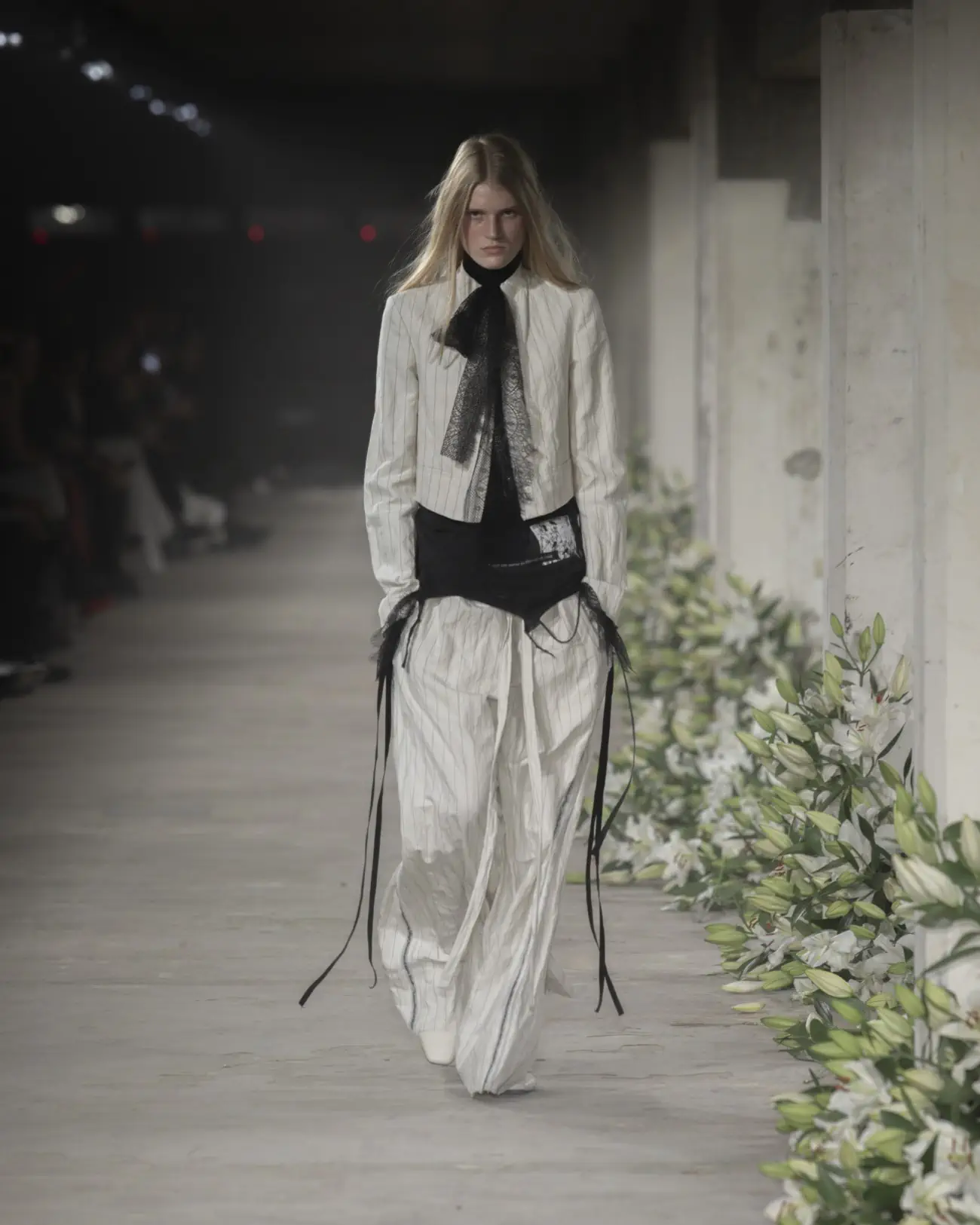 La collection Printemps 2025 d'Ann Demeulemeester mêle nostalgie et modernité