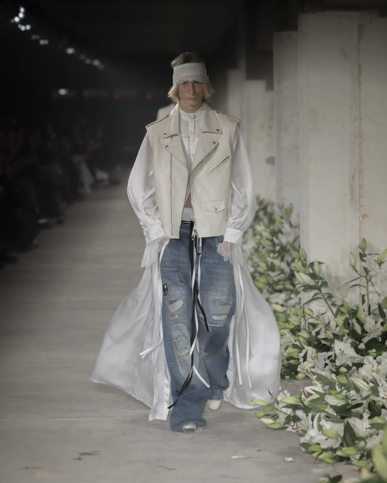 La collection Printemps 2025 d'Ann Demeulemeester mêle nostalgie et modernité