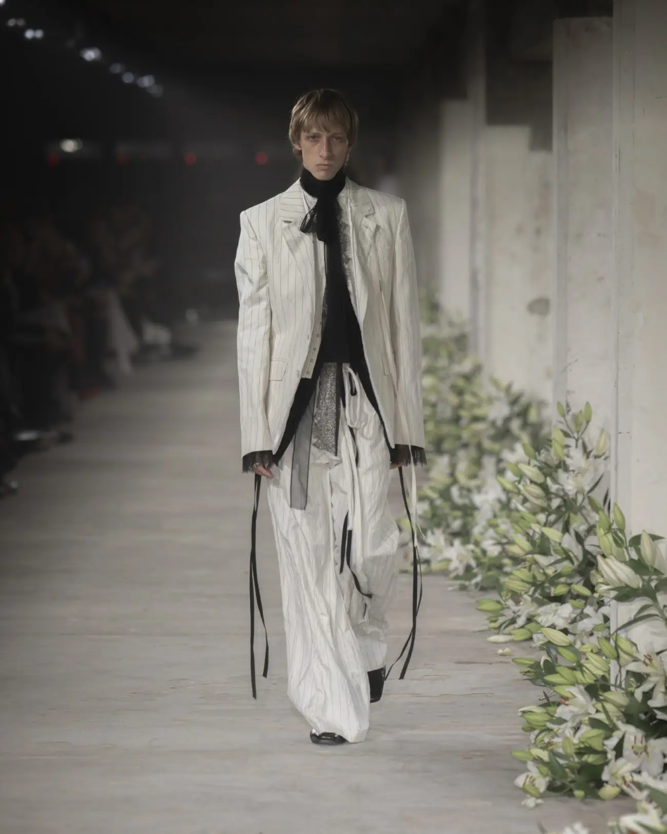 La collection Printemps 2025 d'Ann Demeulemeester mêle nostalgie et modernité