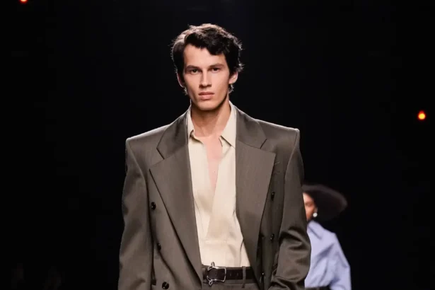 Collection Bottega Veneta Printemps 2025 : une interprétation ludique du tailleur