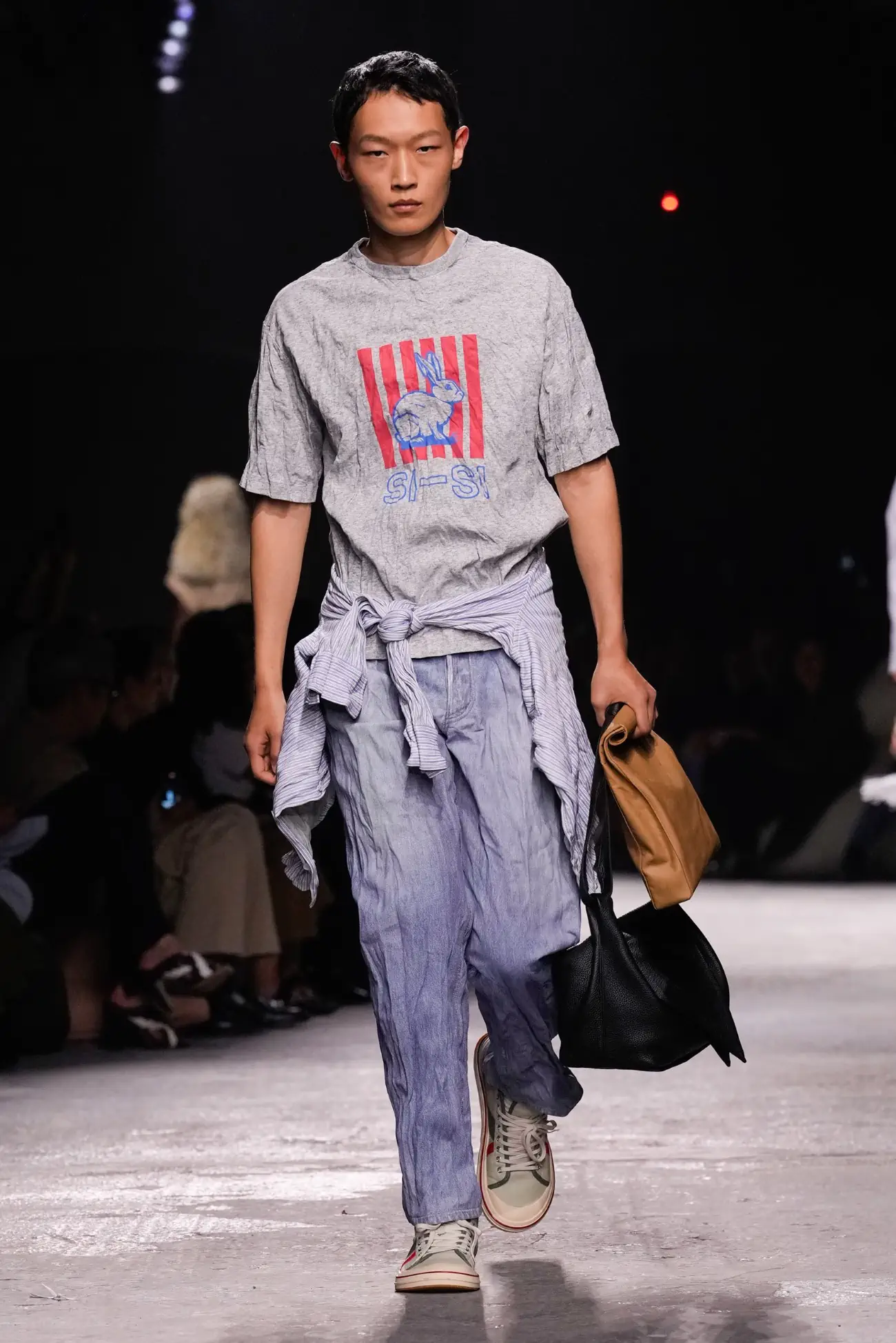 Collection Bottega Veneta Printemps 2025 : une interprétation ludique du tailleur