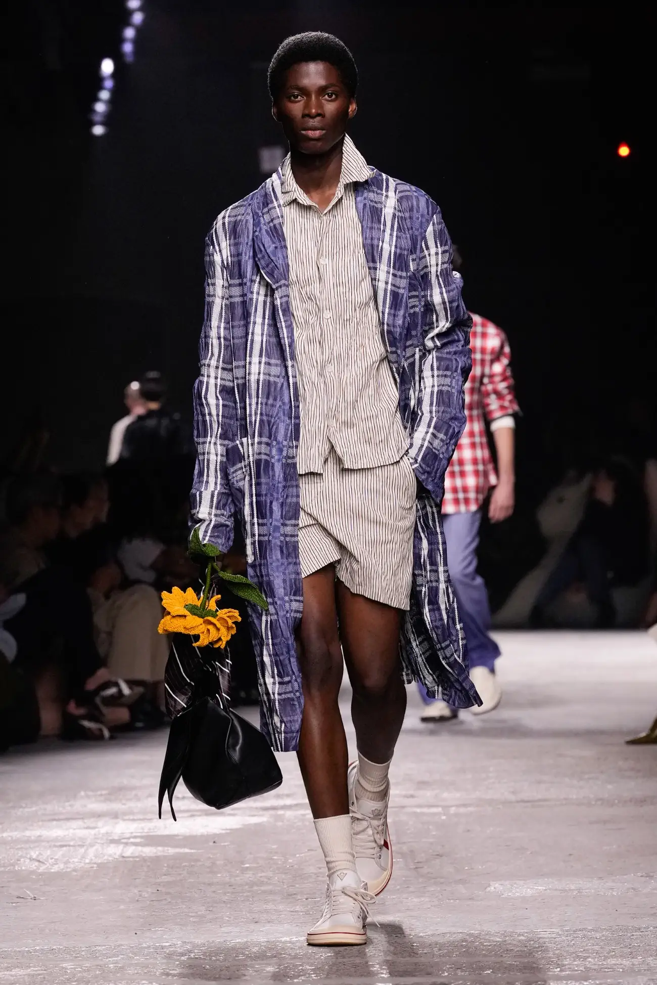 Collection Bottega Veneta Printemps 2025 : une interprétation ludique du tailleur