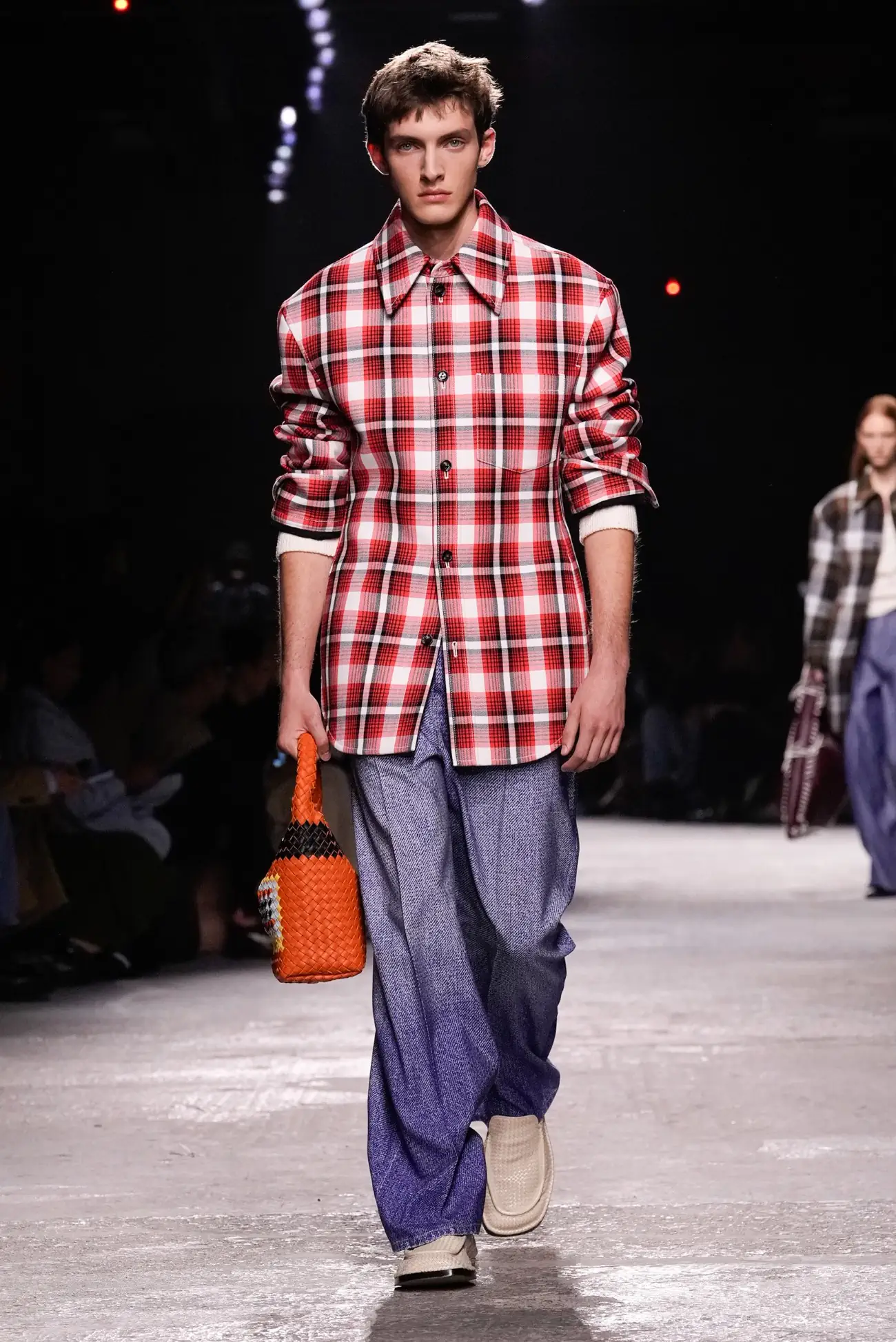 Collection Bottega Veneta Printemps 2025 : une interprétation ludique du tailleur