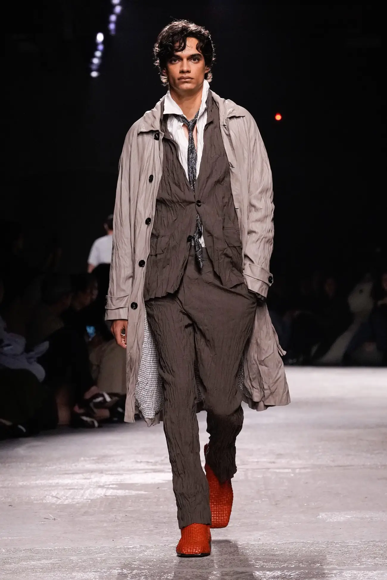 Collection Bottega Veneta Printemps 2025 : une interprétation ludique du tailleur