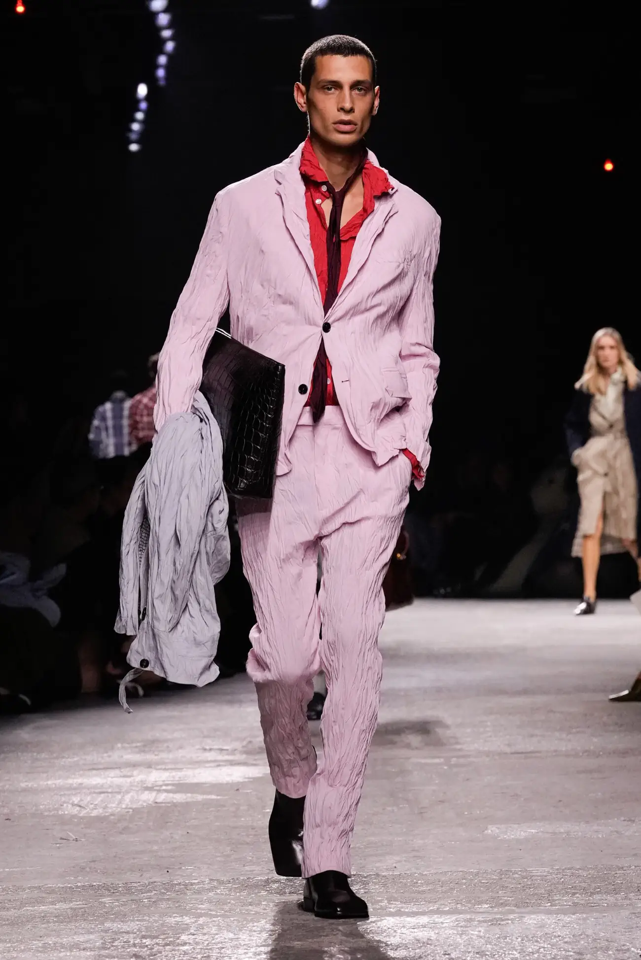 Collection Bottega Veneta Printemps 2025 : une interprétation ludique du tailleur