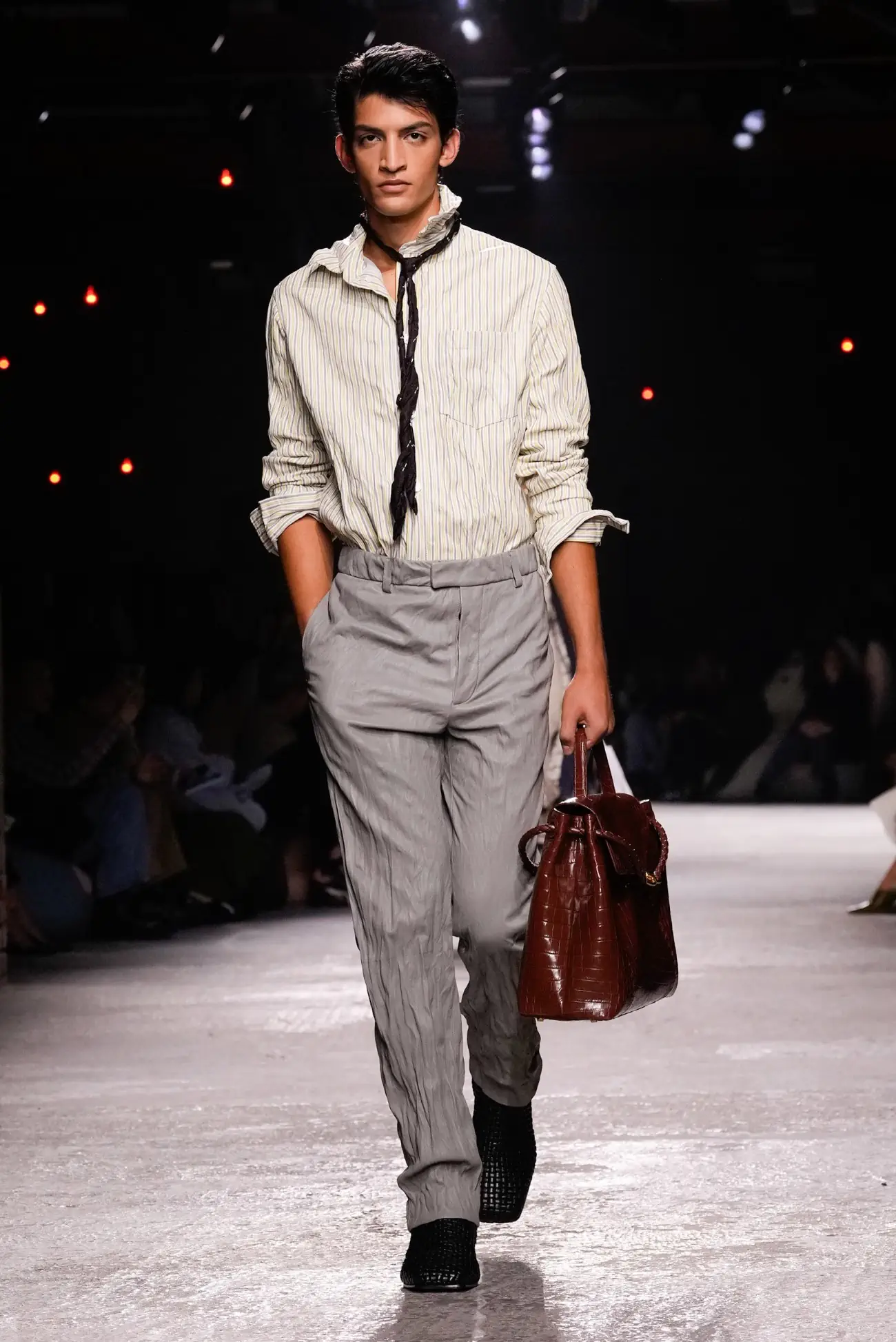 Collection Bottega Veneta Printemps 2025 : une interprétation ludique du tailleur