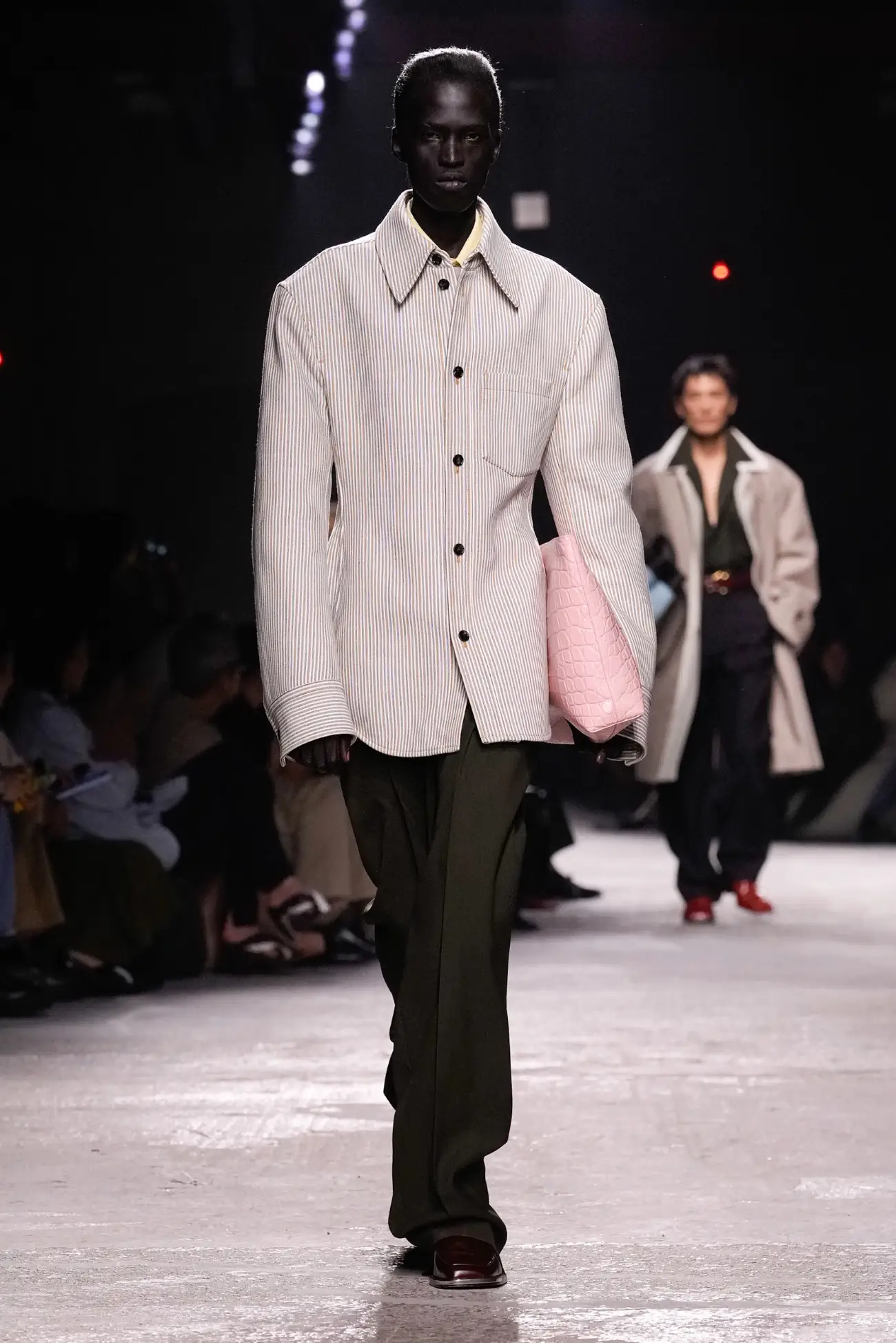 Collection Bottega Veneta Printemps 2025 : une interprétation ludique du tailleur