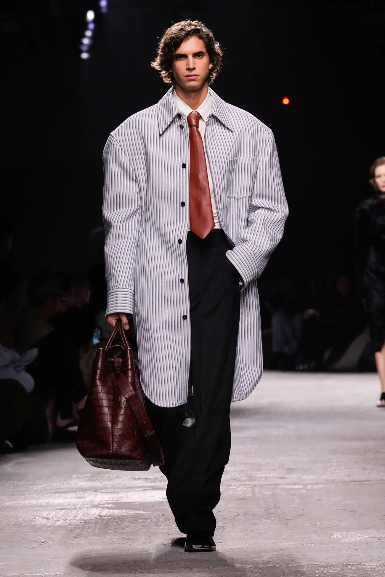Collection Bottega Veneta Printemps 2025 : une interprétation ludique du tailleur