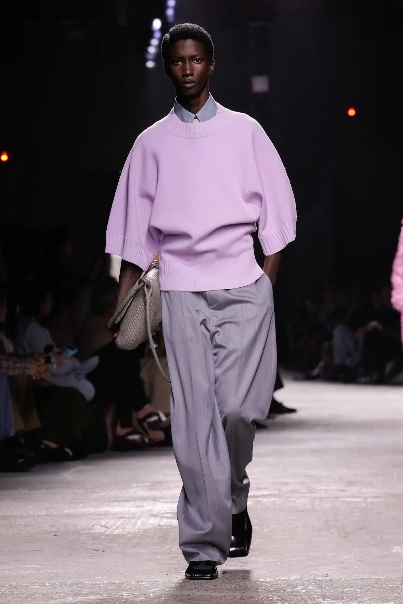 Collection Bottega Veneta Printemps 2025 : une interprétation ludique du tailleur