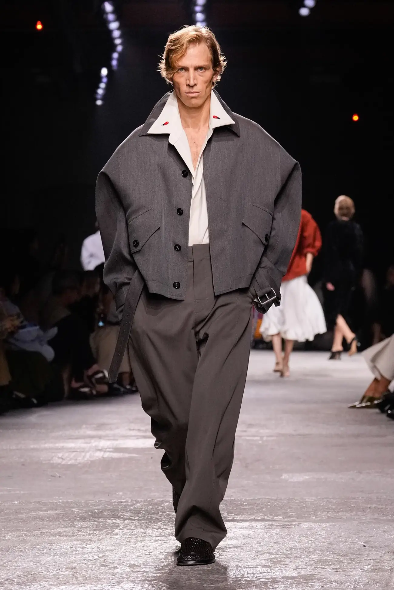Collection Bottega Veneta Printemps 2025 : une interprétation ludique du tailleur