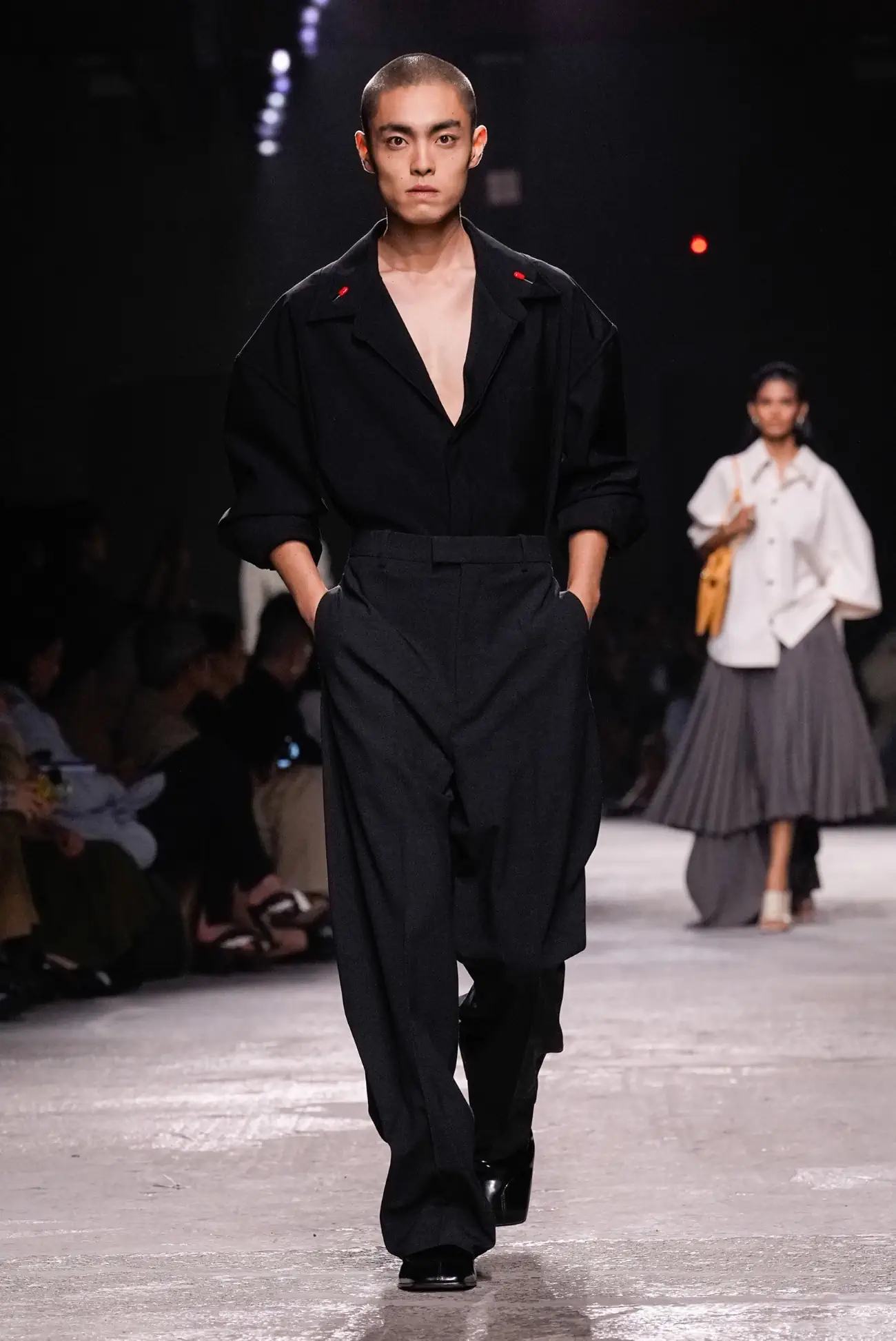 Collection Bottega Veneta Printemps 2025 : une interprétation ludique du tailleur