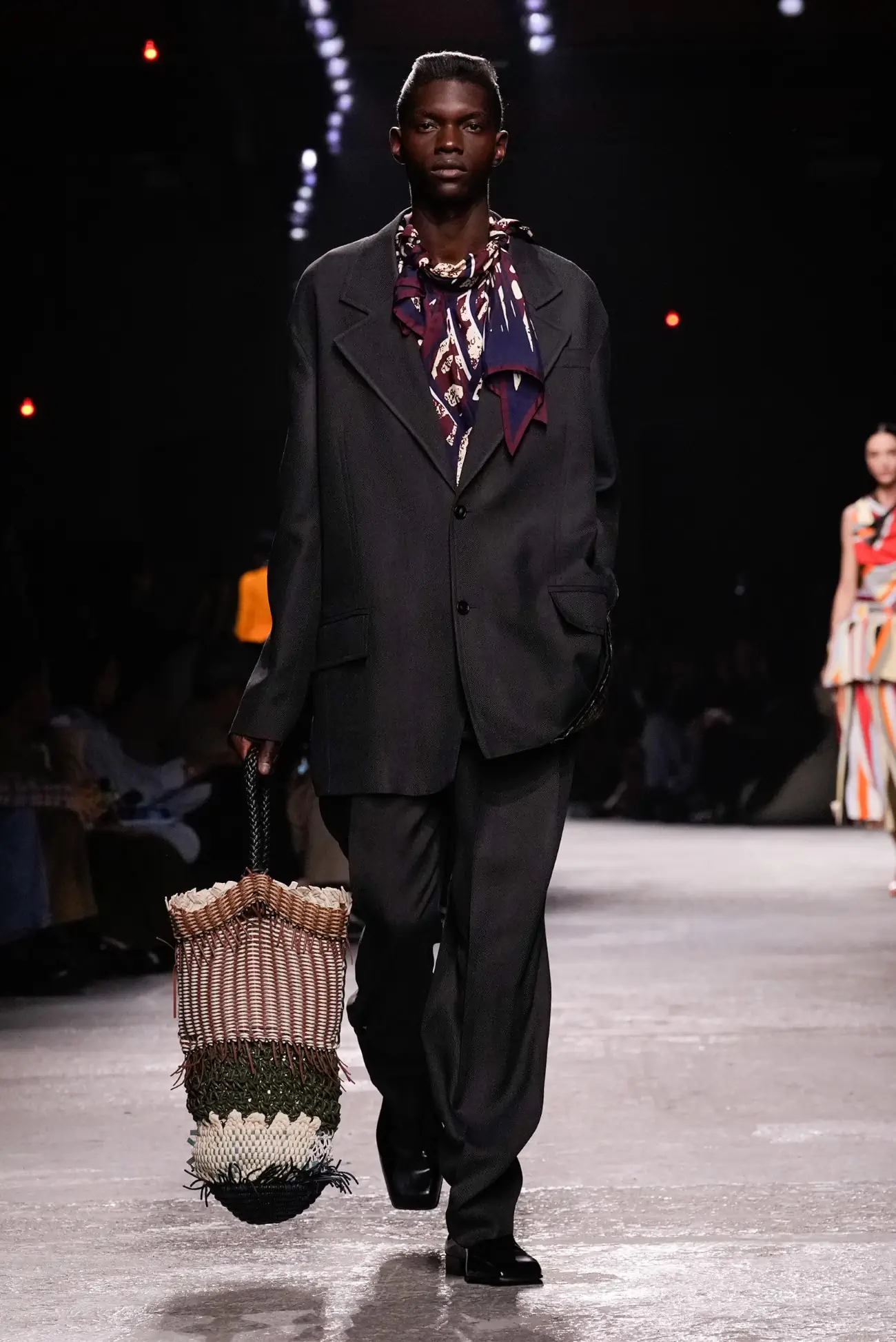 Collection Bottega Veneta Printemps 2025 : une interprétation ludique du tailleur