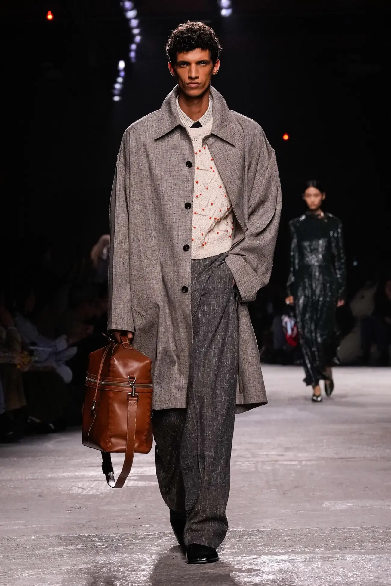 Collection Bottega Veneta Printemps 2025 : une interprétation ludique du tailleur