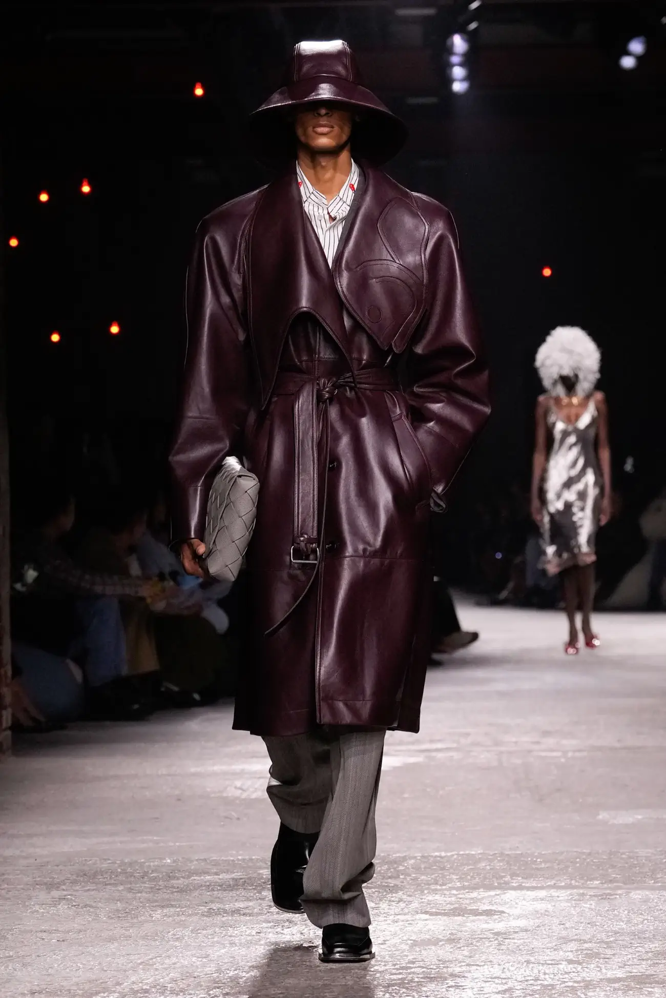 Collection Bottega Veneta Printemps 2025 : une interprétation ludique du tailleur