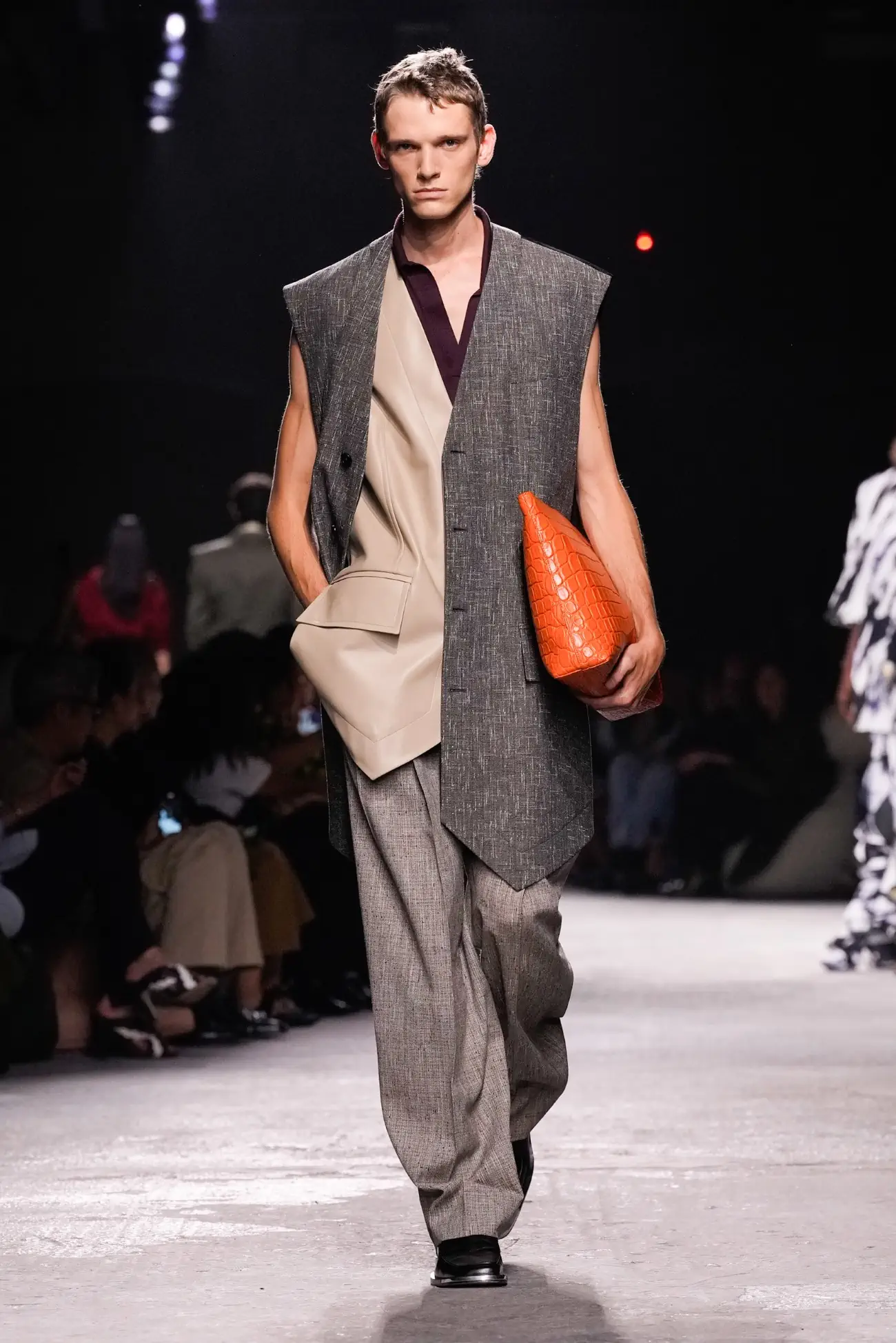 Collection Bottega Veneta Printemps 2025 : une interprétation ludique du tailleur