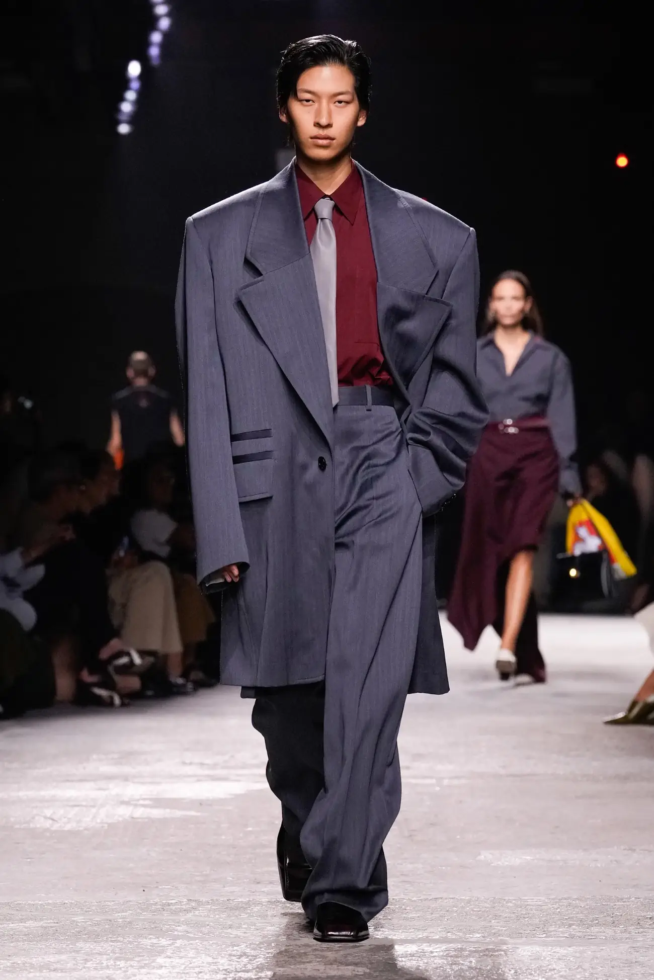 Collection Bottega Veneta Printemps 2025 : une interprétation ludique du tailleur
