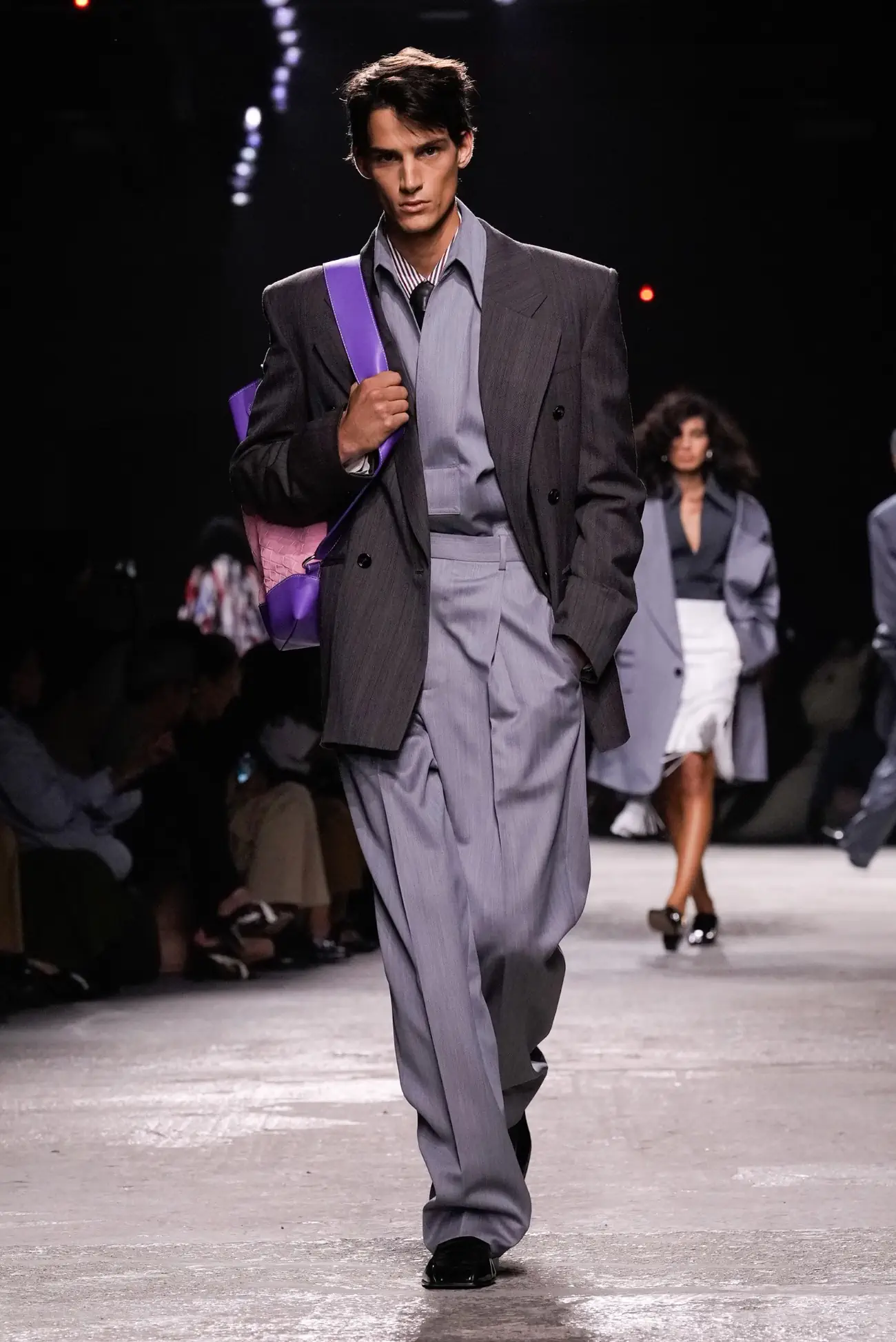 Collection Bottega Veneta Printemps 2025 : une interprétation ludique du tailleur