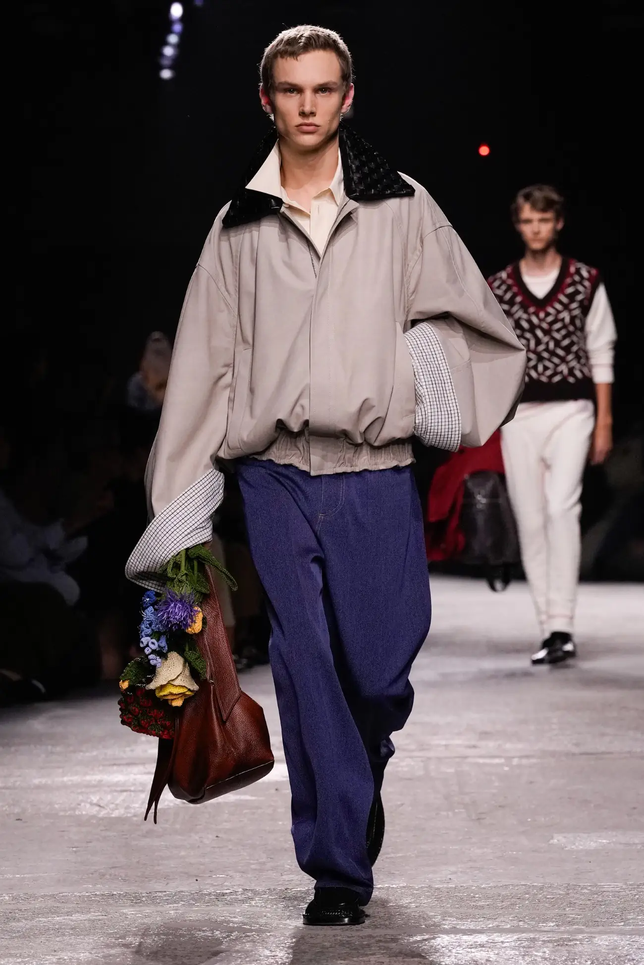 Collection Bottega Veneta Printemps 2025 : une interprétation ludique du tailleur