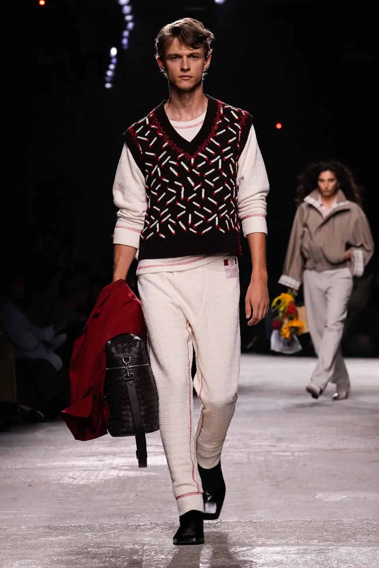 Collection Bottega Veneta Printemps 2025 : une interprétation ludique du tailleur