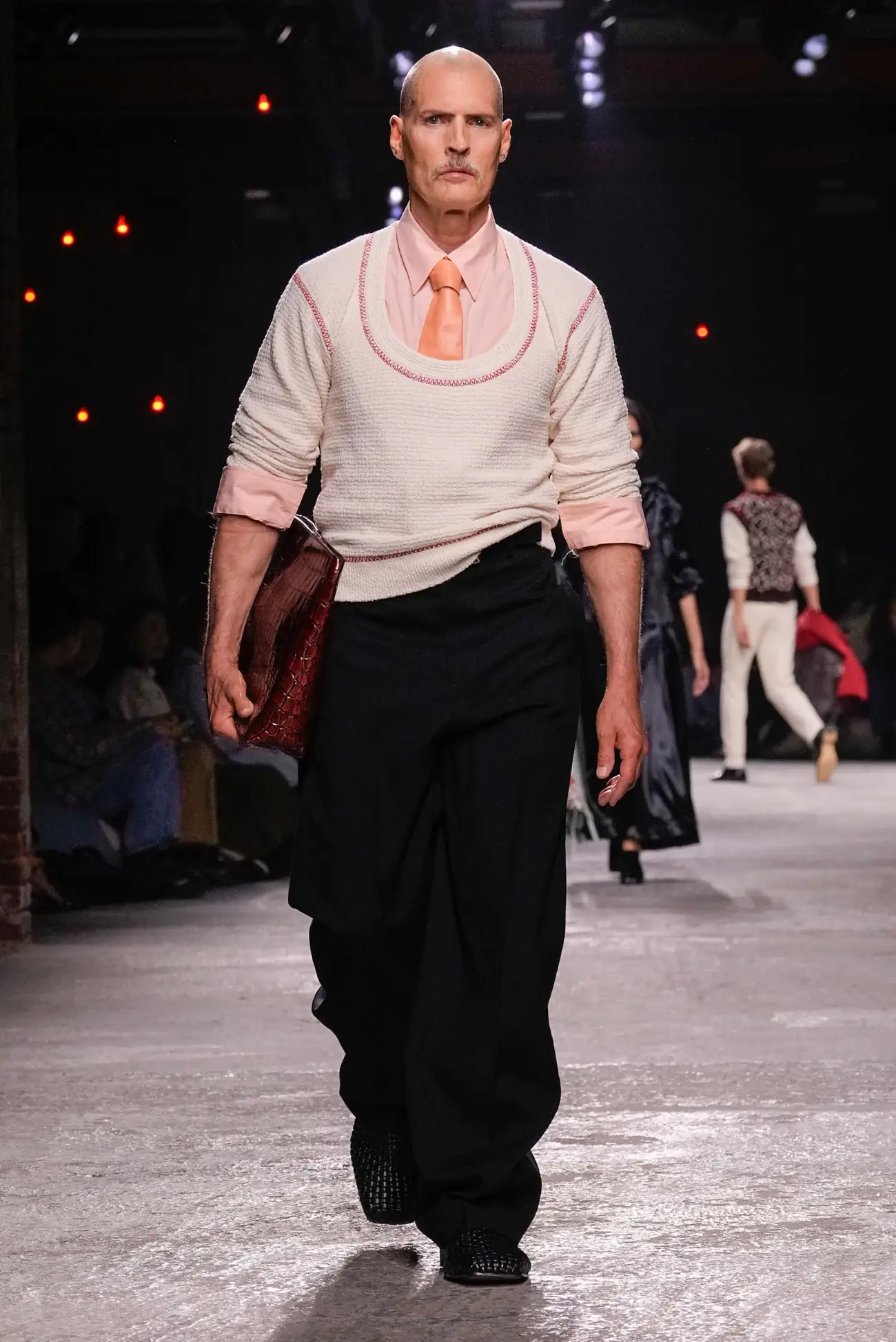 Collection Bottega Veneta Printemps 2025 : une interprétation ludique du tailleur