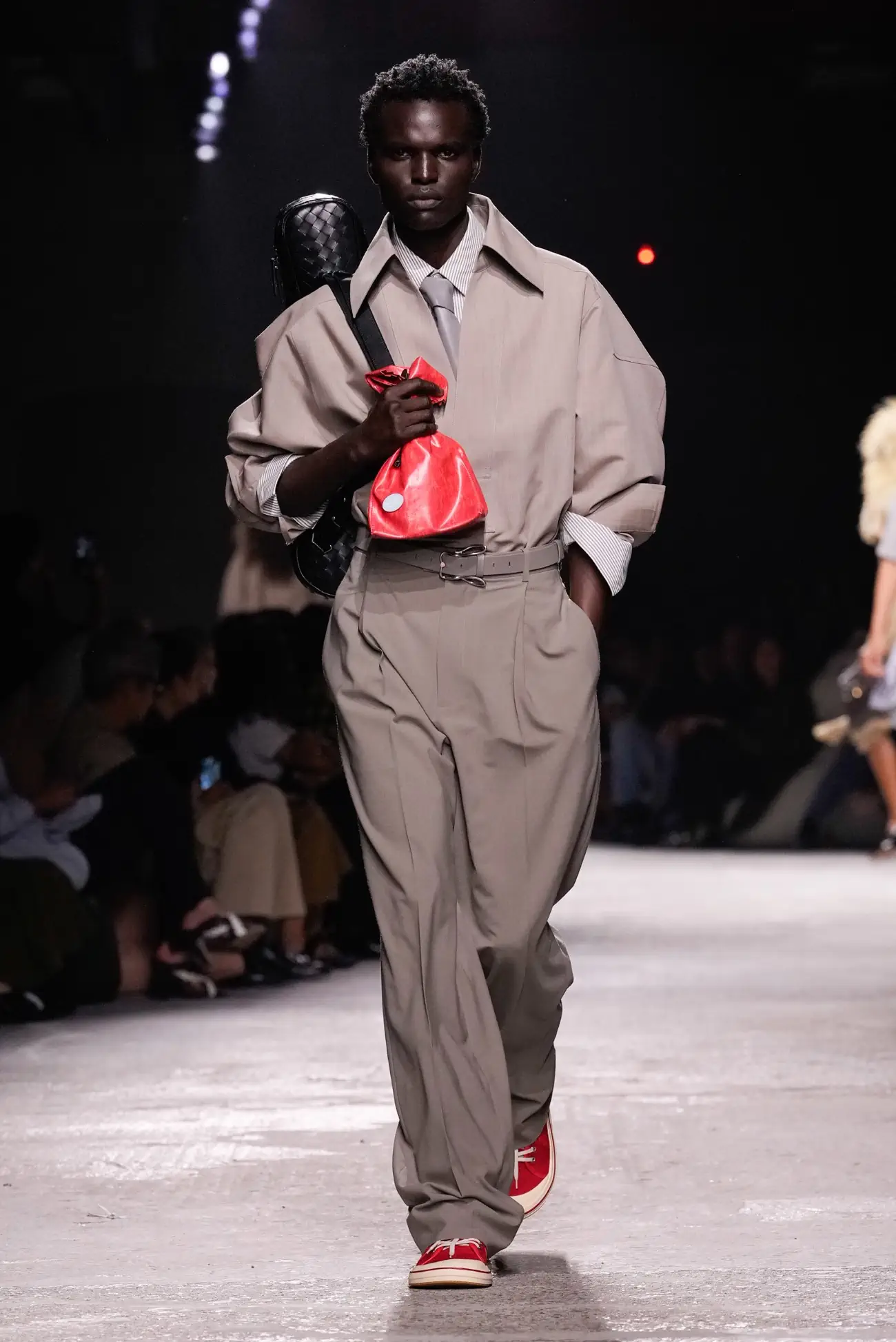 Collection Bottega Veneta Printemps 2025 : une interprétation ludique du tailleur