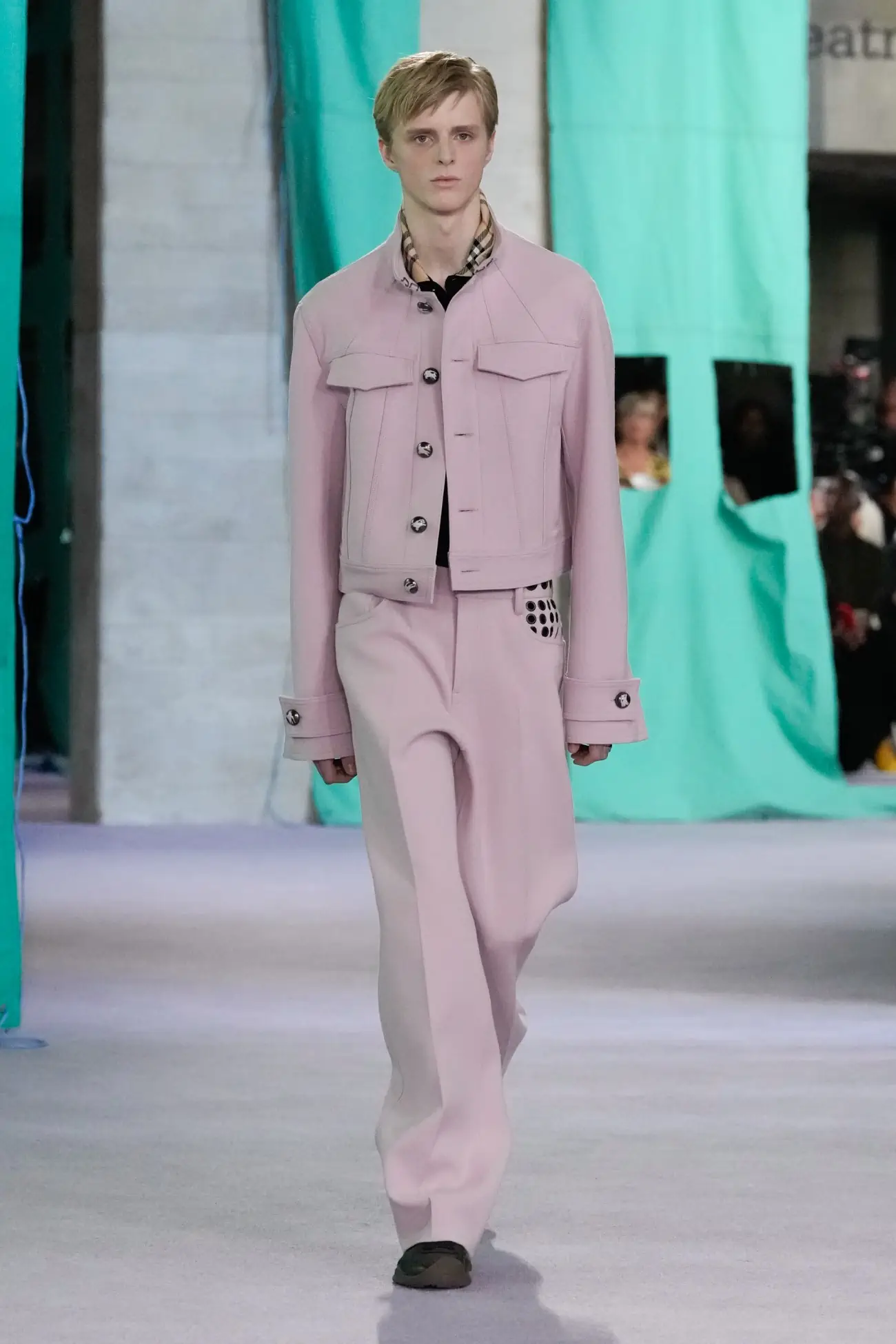 Burberry Printemps 2025 : un retour au pragmatisme avec une pointe d'optimisme