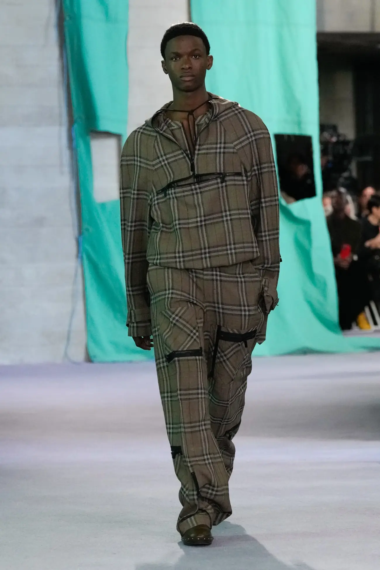 Burberry Printemps 2025 : un retour au pragmatisme avec une pointe d'optimisme