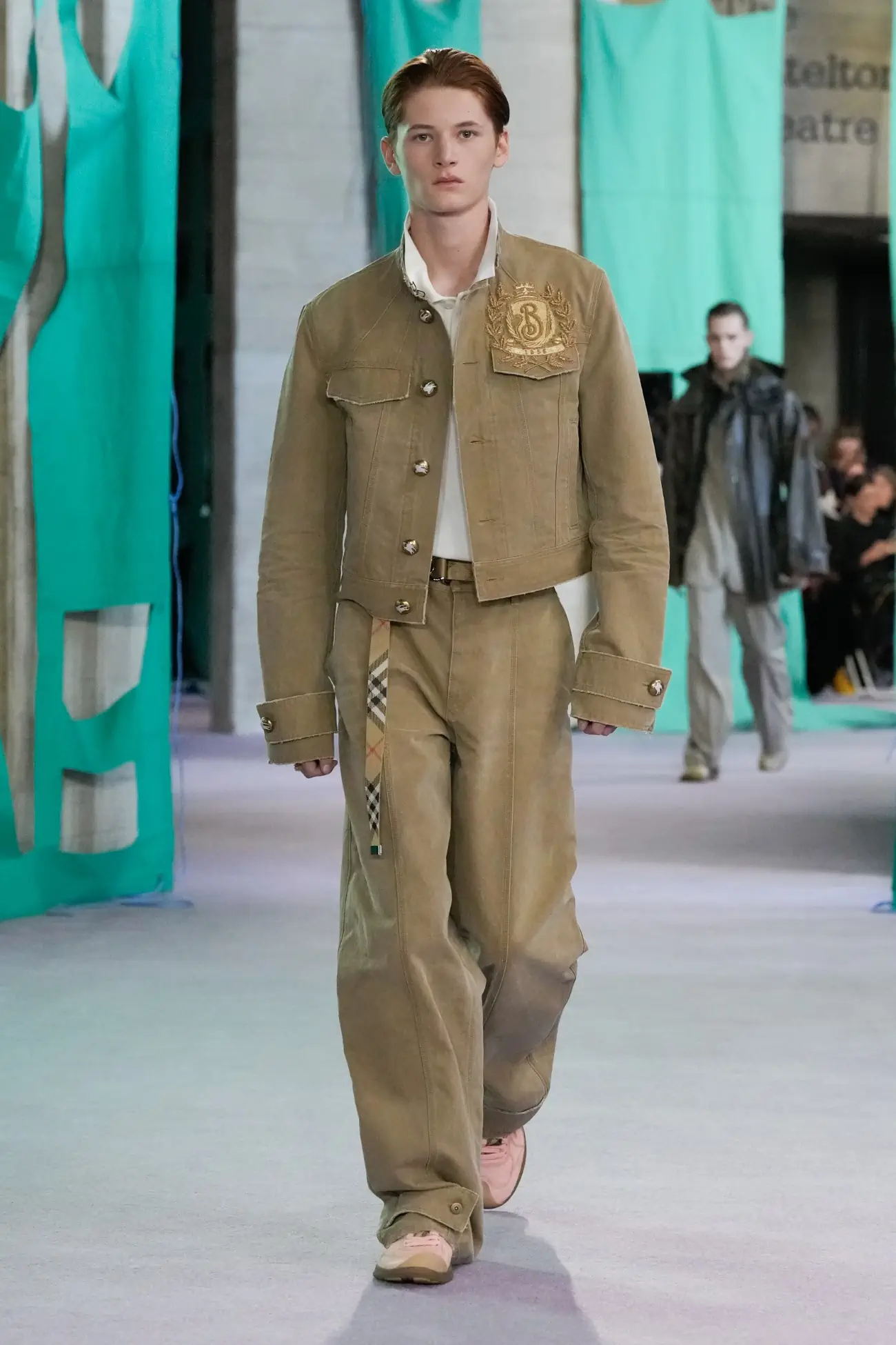Burberry Printemps 2025 : un retour au pragmatisme avec une pointe d'optimisme