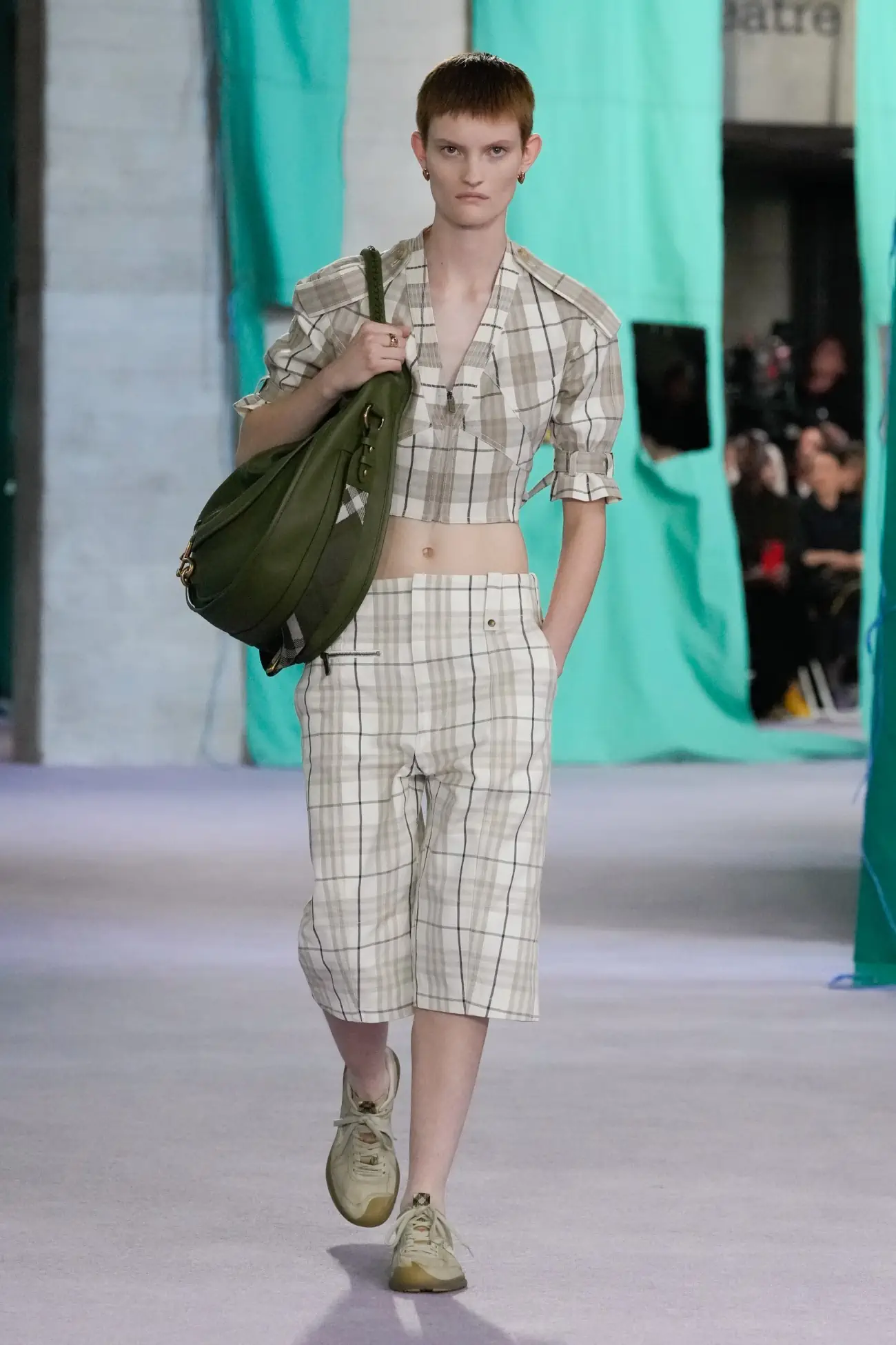Burberry Printemps 2025 : un retour au pragmatisme avec une pointe d'optimisme
