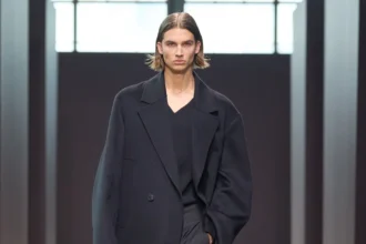 La collection Automne 2024 de COS allie élégance intemporelle et sensibilité moderne