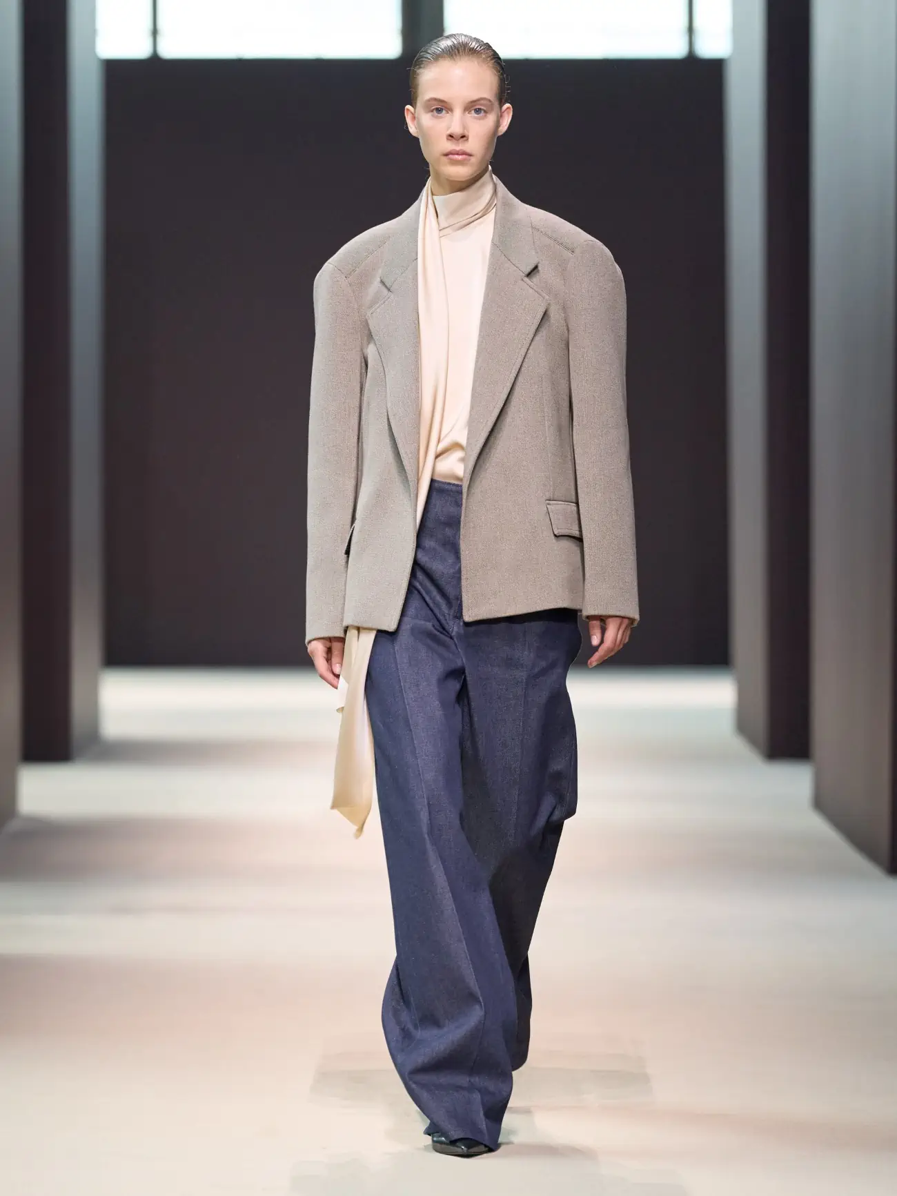 La collection Automne 2024 de COS allie élégance intemporelle et sensibilité moderne