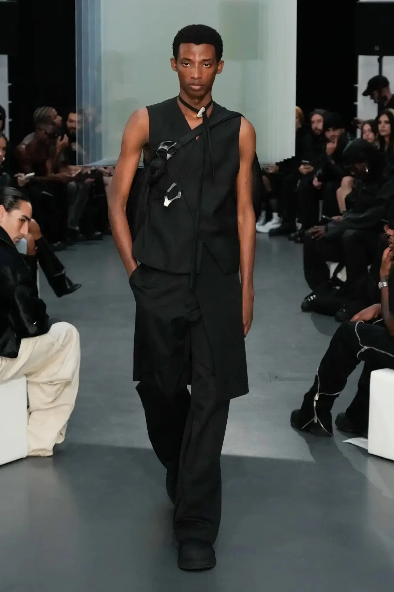 Heliot Emil Printemps 2025 redéfinit l'élégance technique