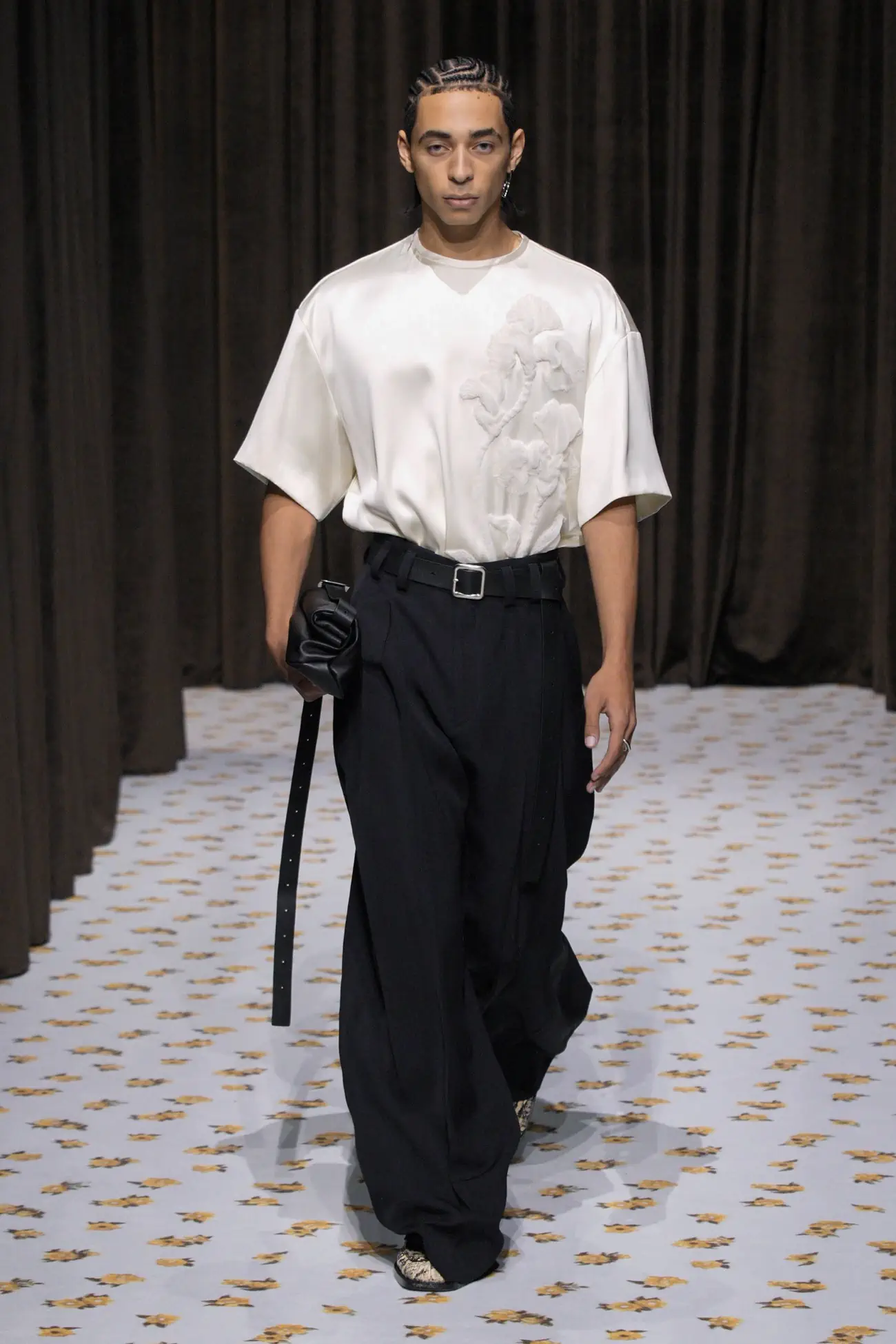 Jil Sander Printemps 2025 : une force sombre pour des temps incertains