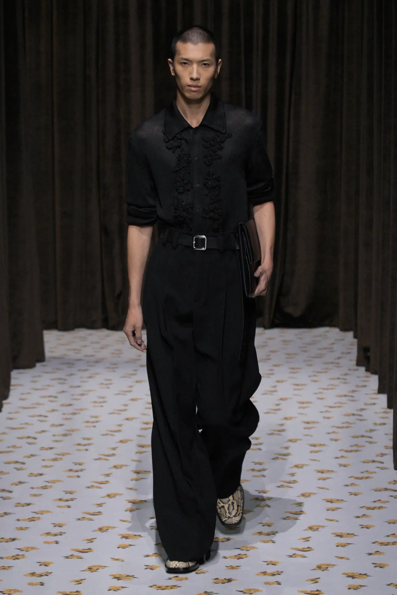 Jil Sander Printemps 2025 : une force sombre pour des temps incertains