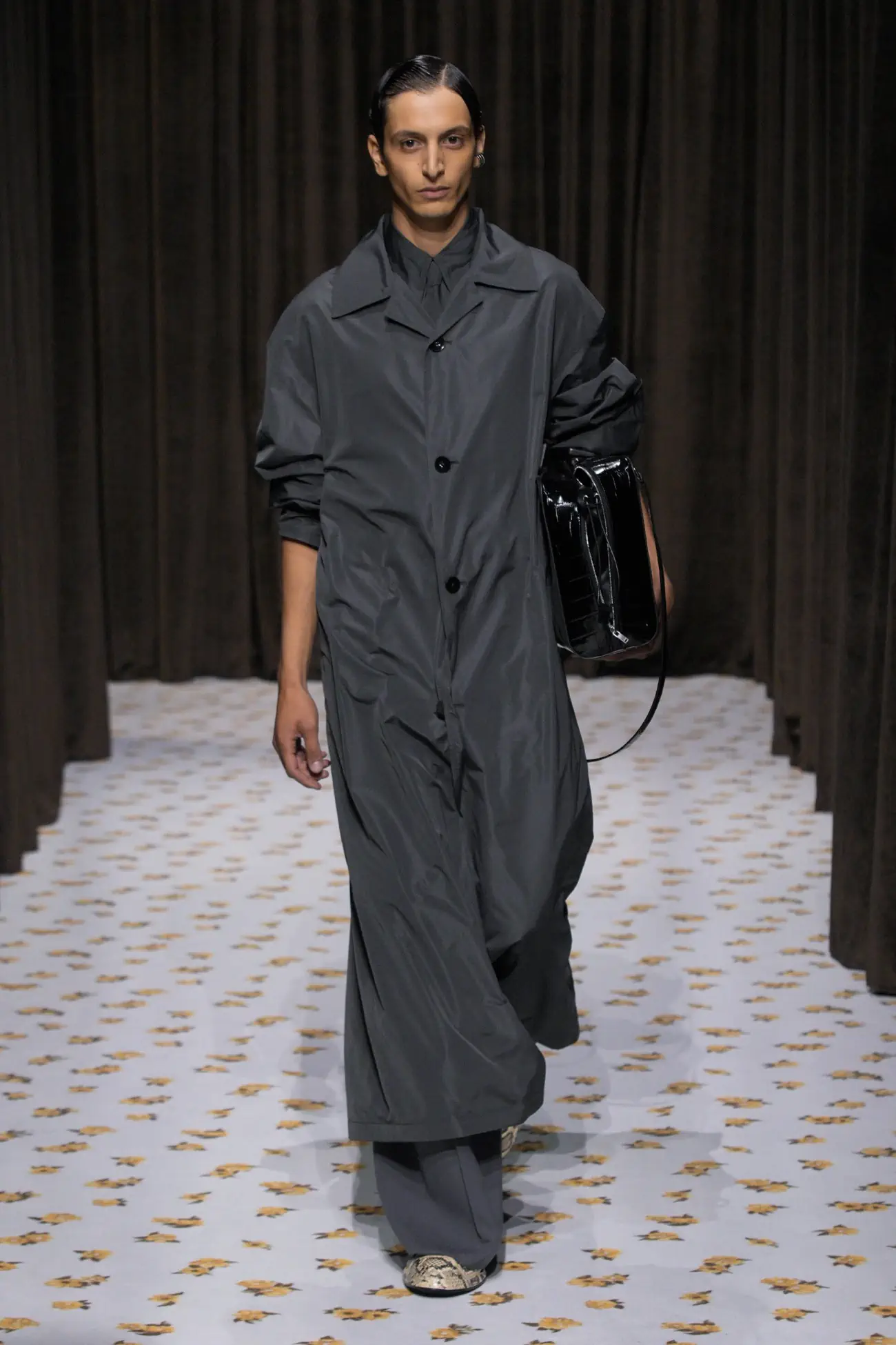 Jil Sander Printemps 2025 : une force sombre pour des temps incertains