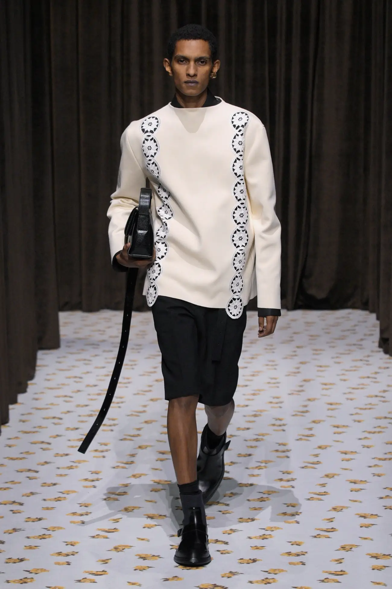 Jil Sander Printemps 2025 : une force sombre pour des temps incertains