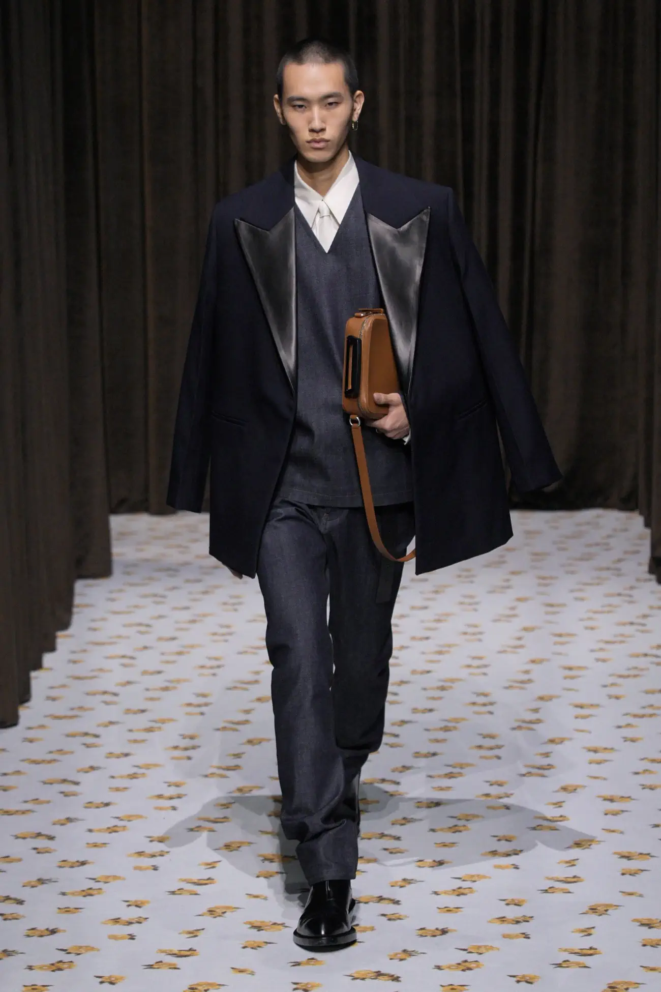 Jil Sander Printemps 2025 : une force sombre pour des temps incertains