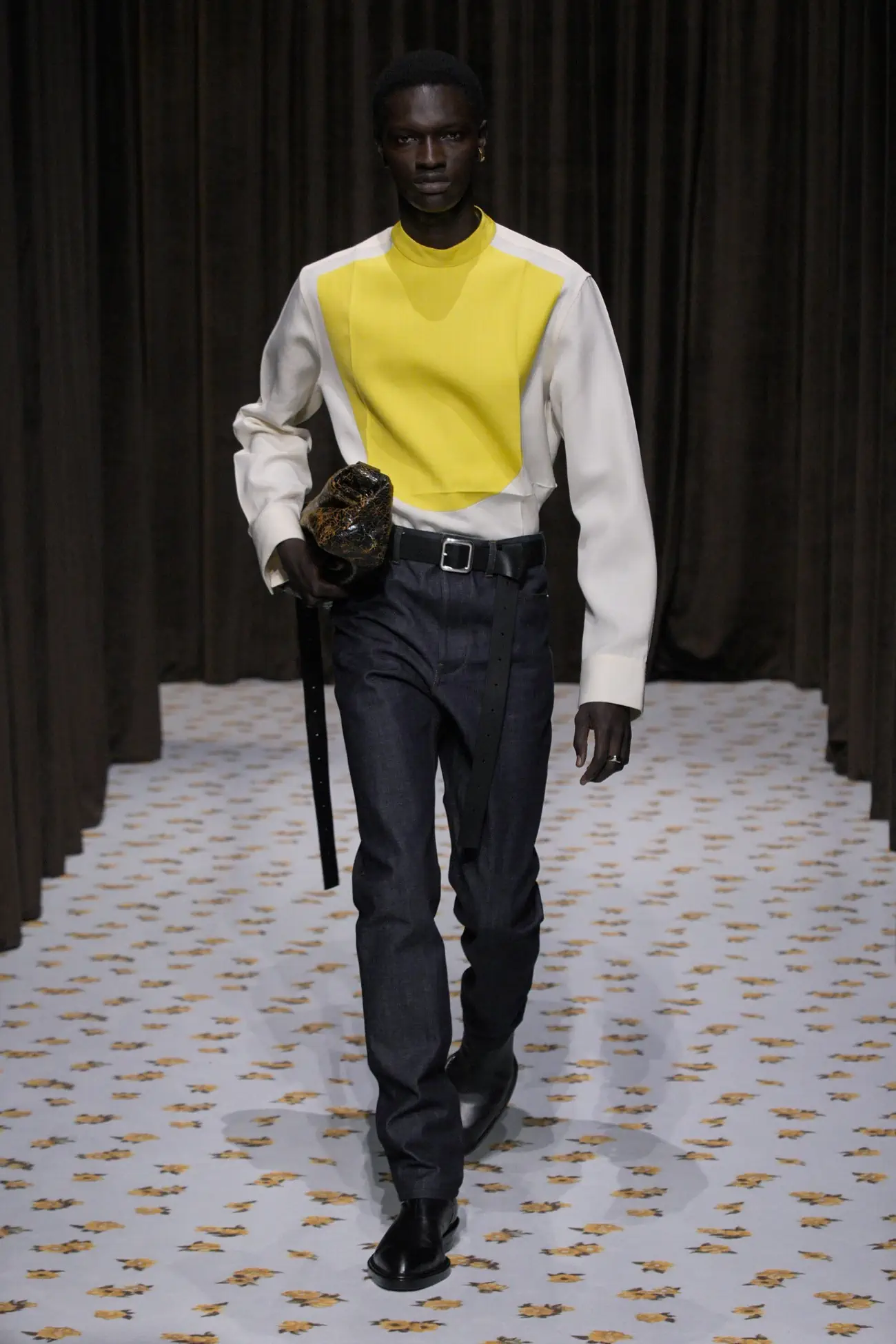 Jil Sander Printemps 2025 : une force sombre pour des temps incertains