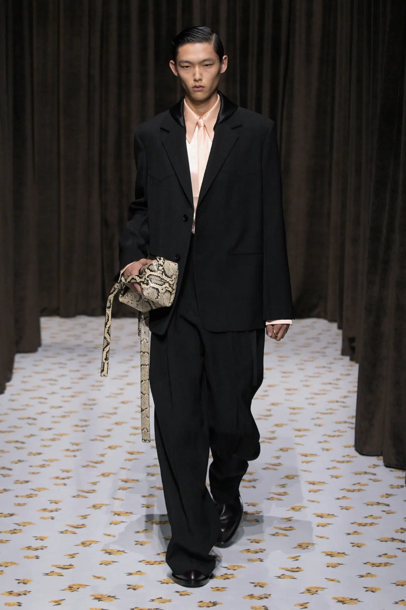 Jil Sander Printemps 2025 : une force sombre pour des temps incertains