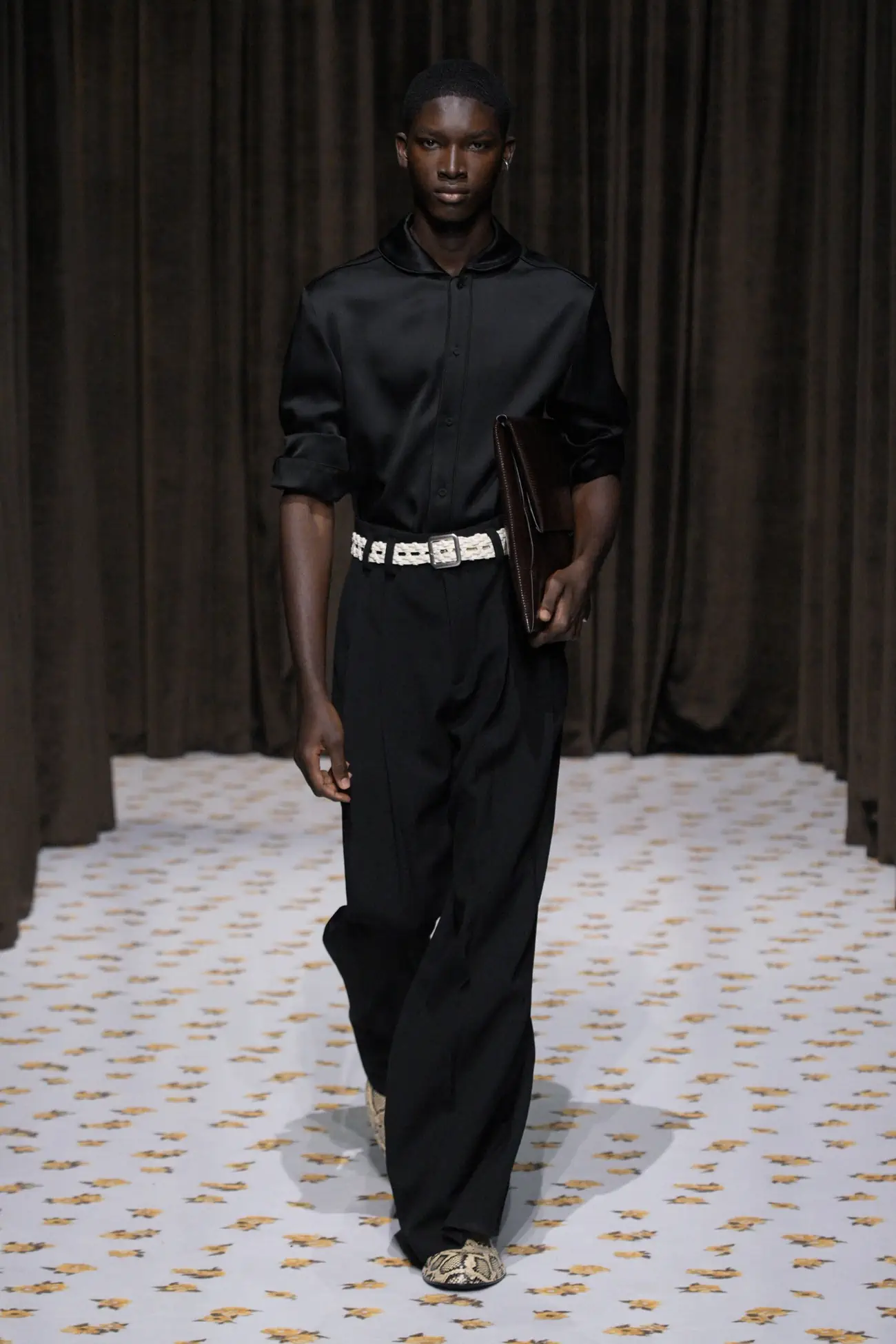 Jil Sander Printemps 2025 : une force sombre pour des temps incertains