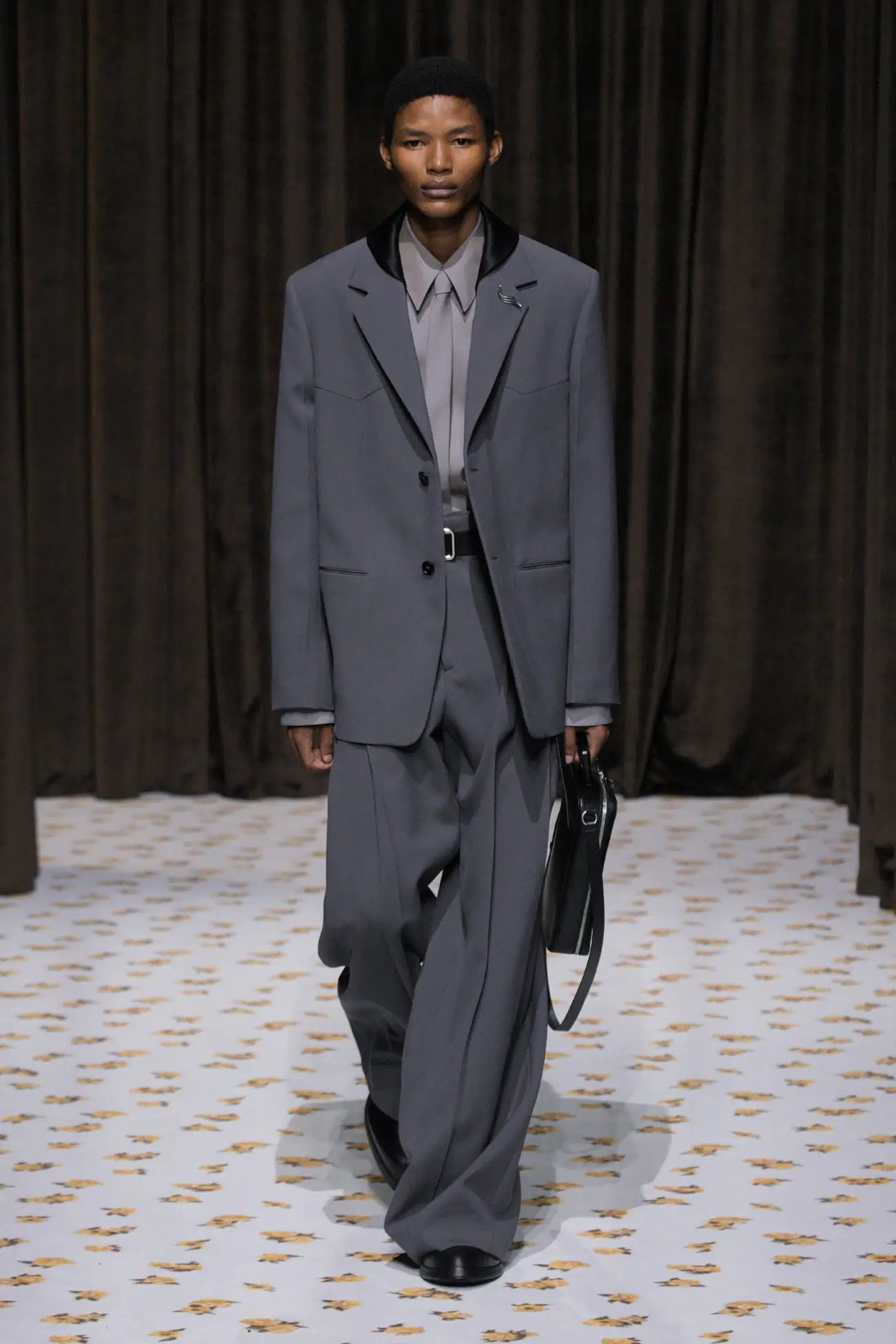 Jil Sander Printemps 2025 : une force sombre pour des temps incertains