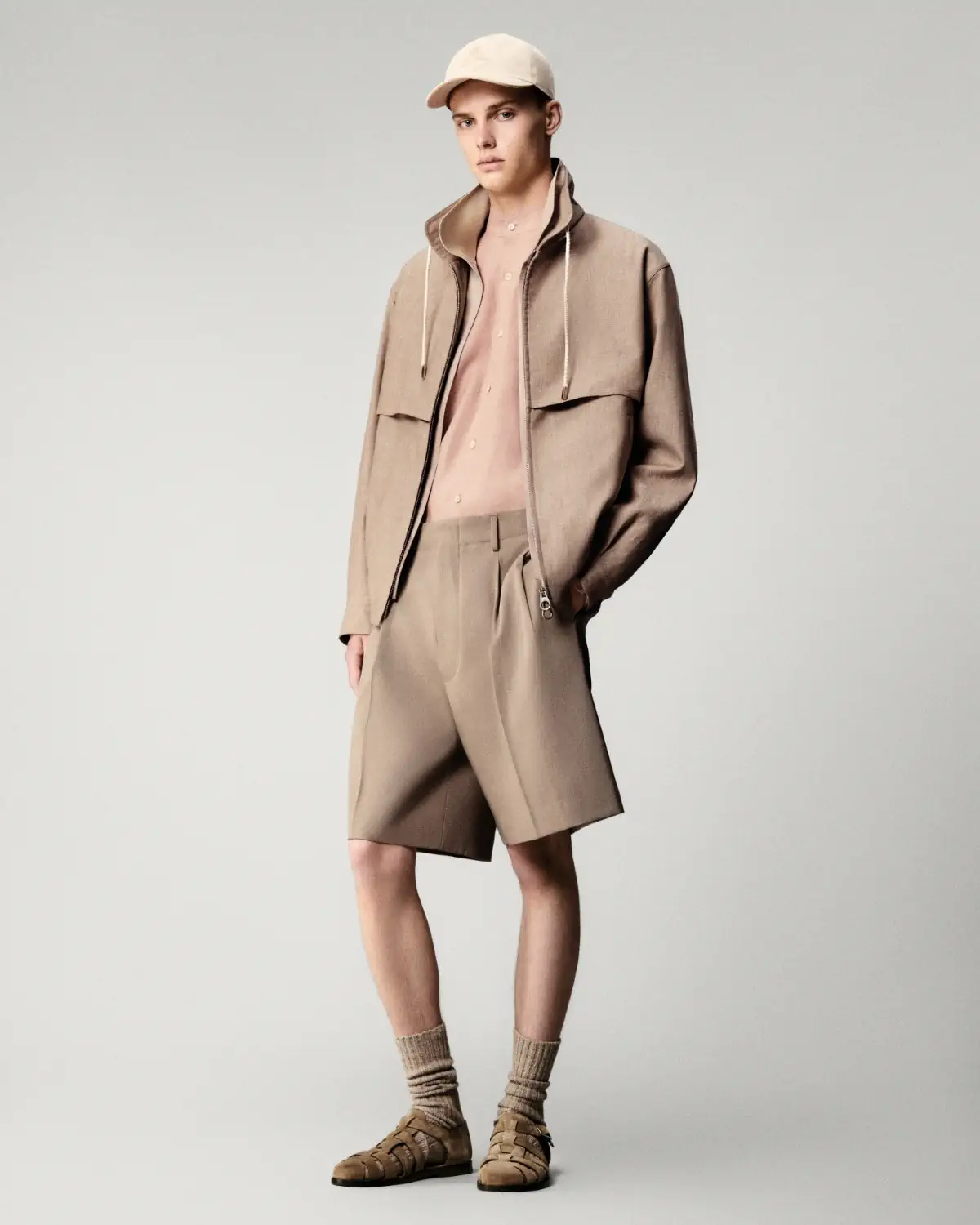 Loro Piana célèbre le lin pour le Printemps 2025