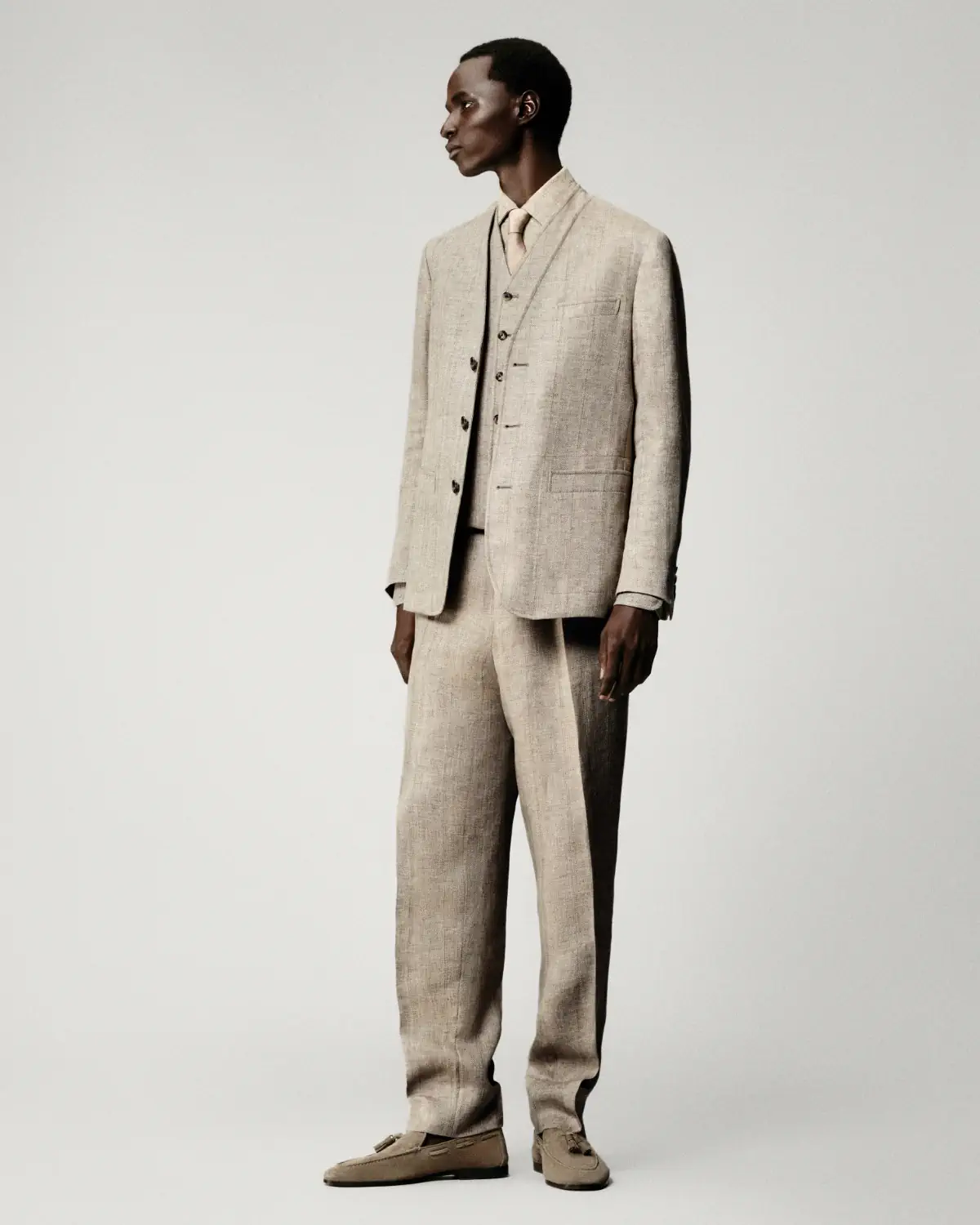 Loro Piana célèbre le lin pour le Printemps 2025
