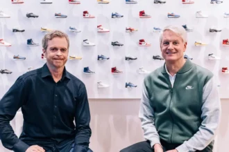 Nike annonce un remaniement de sa direction : Le PDG John Donahoe quitte son poste, le vétéran Elliott Hill reprend les commandes