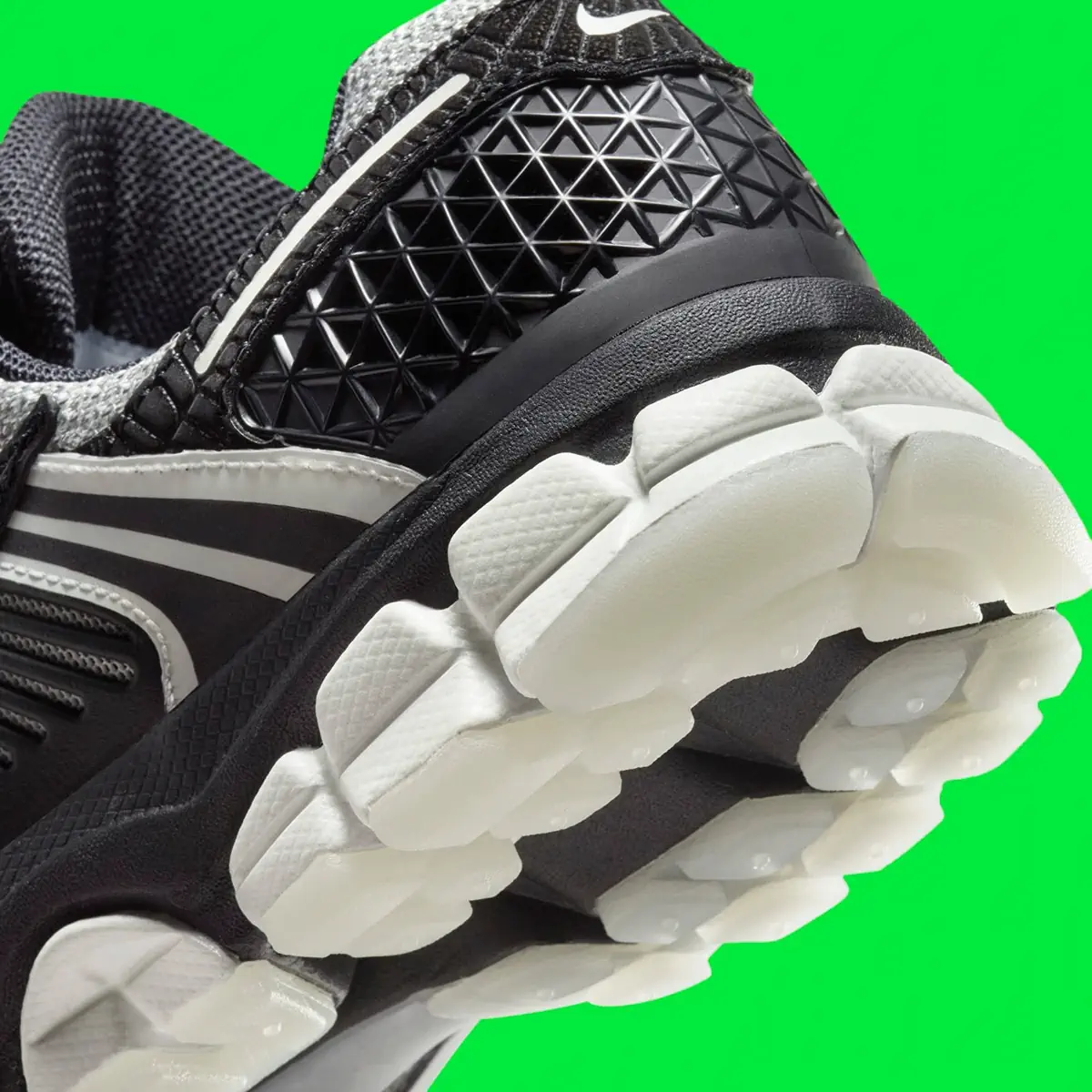 Nike dévoile la Zoom Vomero 5 inspirée de l'araignée pour Halloween 2024