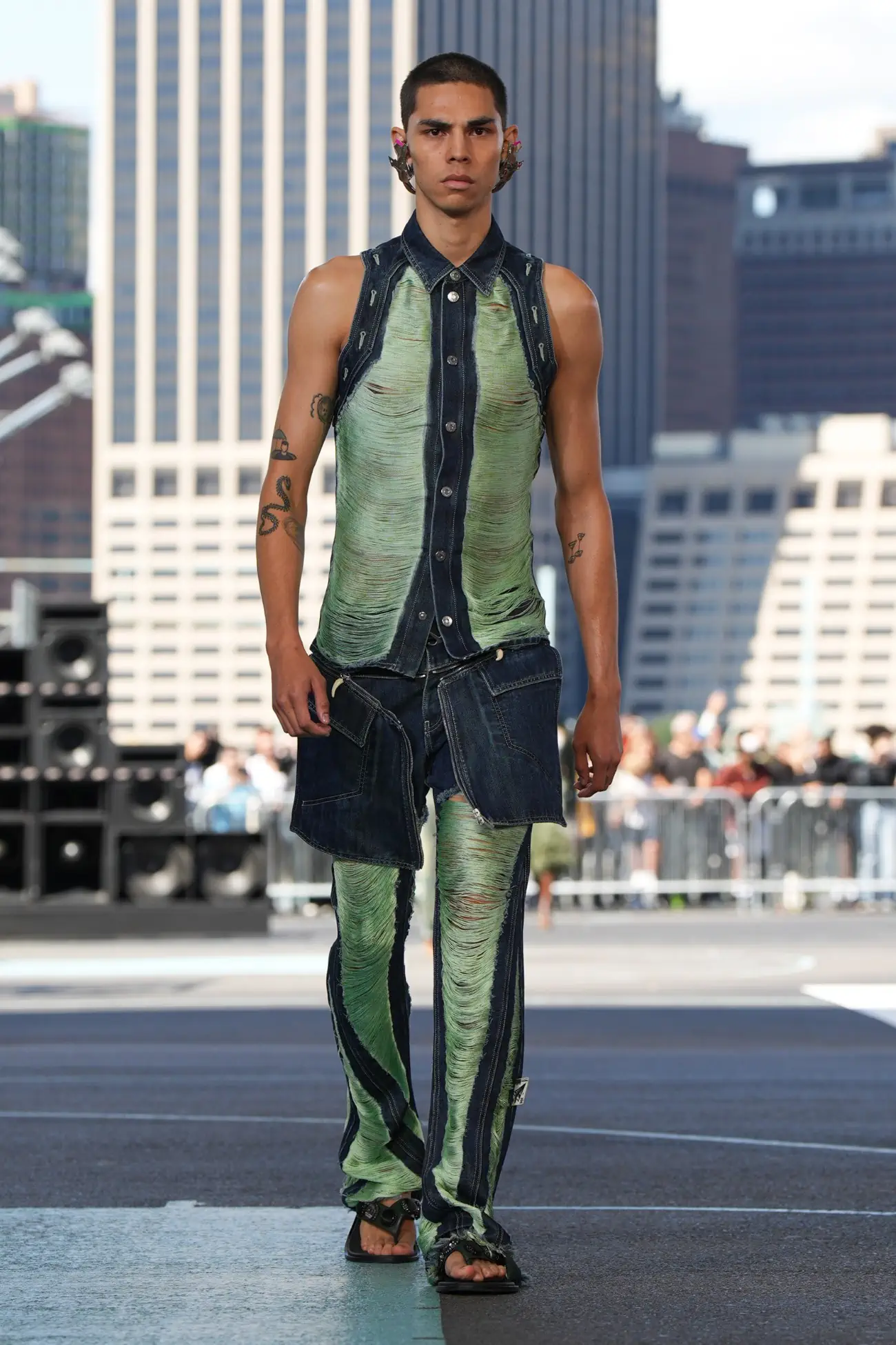 Off-White dévoile une mode sexy et sportive lors de la première à New York pour le Printemps 2025