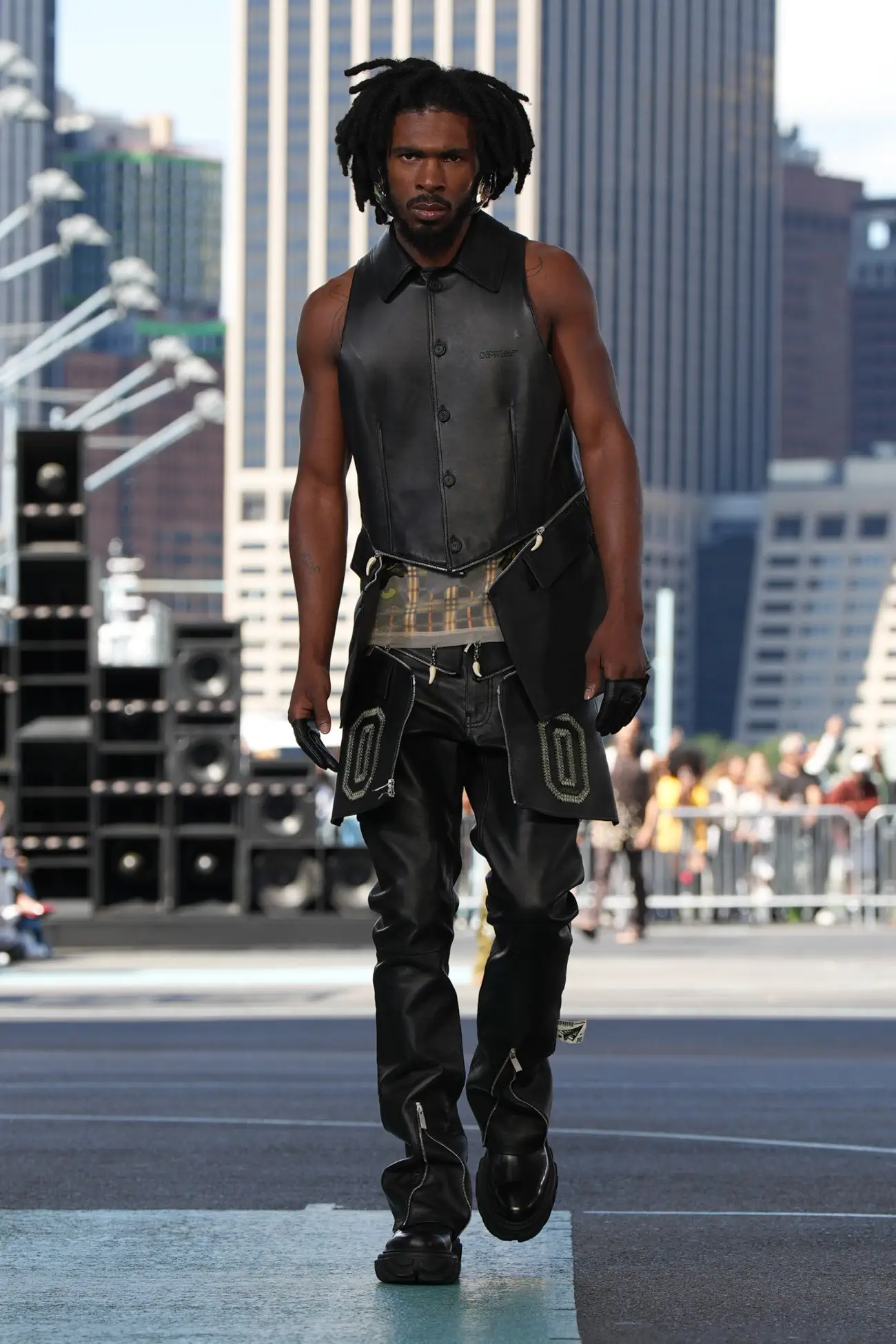 Off-White dévoile une mode sexy et sportive lors de la première à New York pour le Printemps 2025