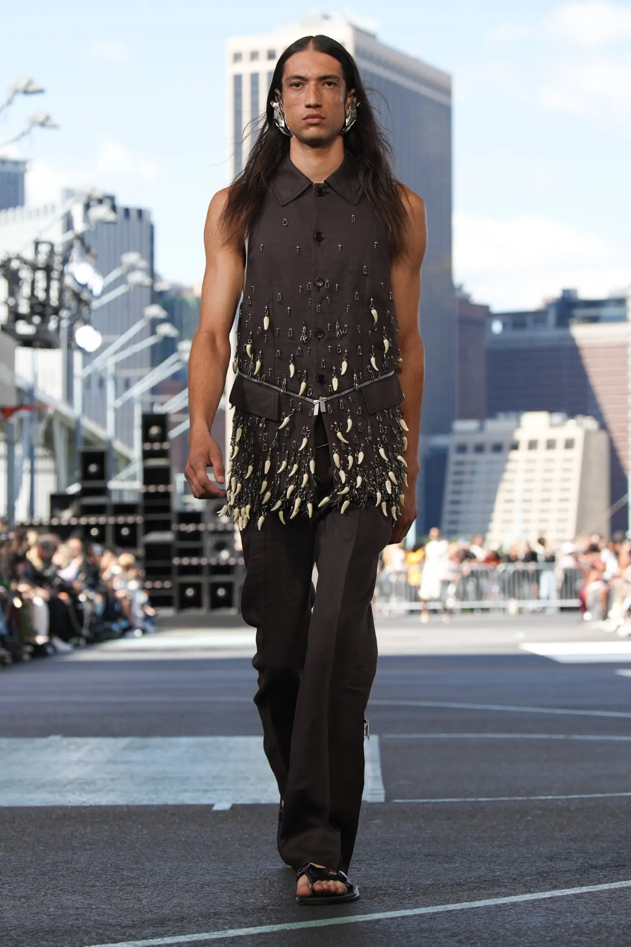 Off-White dévoile une mode sexy et sportive lors de la première à New York pour le Printemps 2025