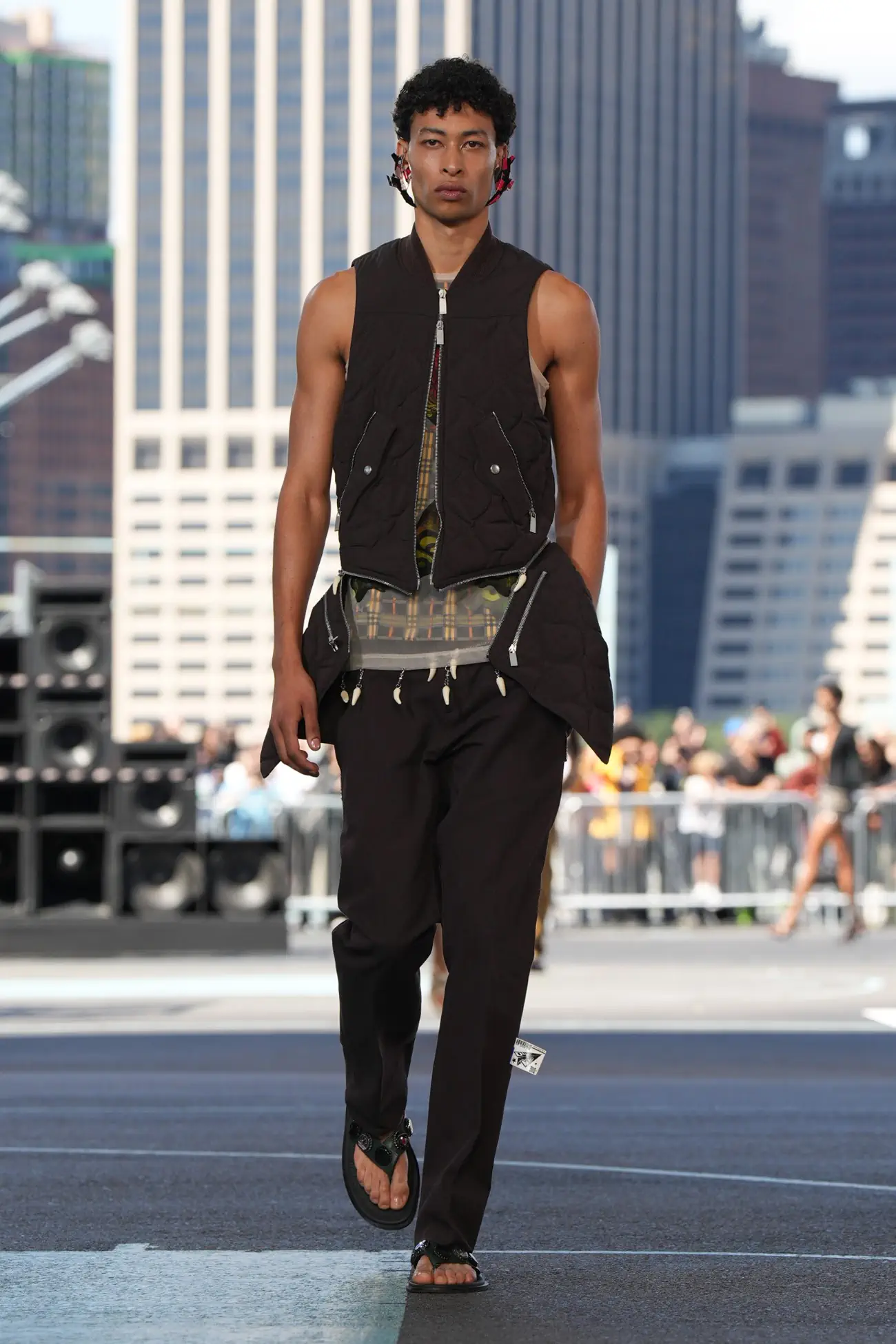 Off-White dévoile une mode sexy et sportive lors de la première à New York pour le Printemps 2025
