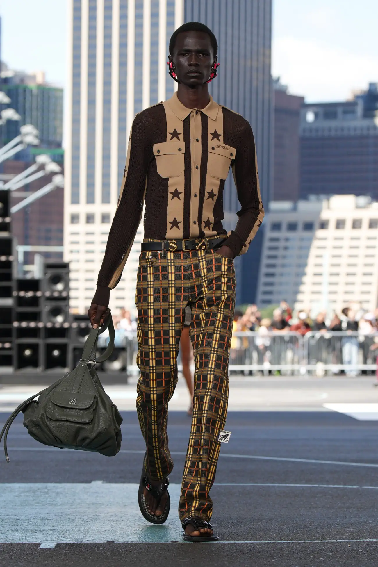 Off-White dévoile une mode sexy et sportive lors de la première à New York pour le Printemps 2025